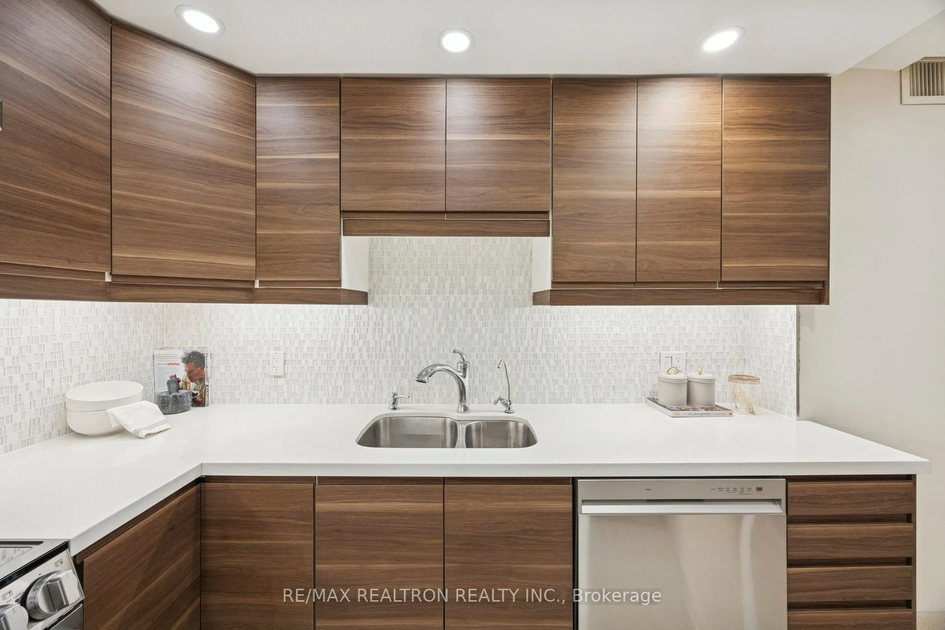 5444 Yonge Street, #201