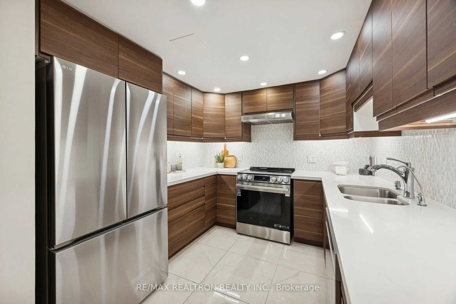 5444 Yonge Street, #201