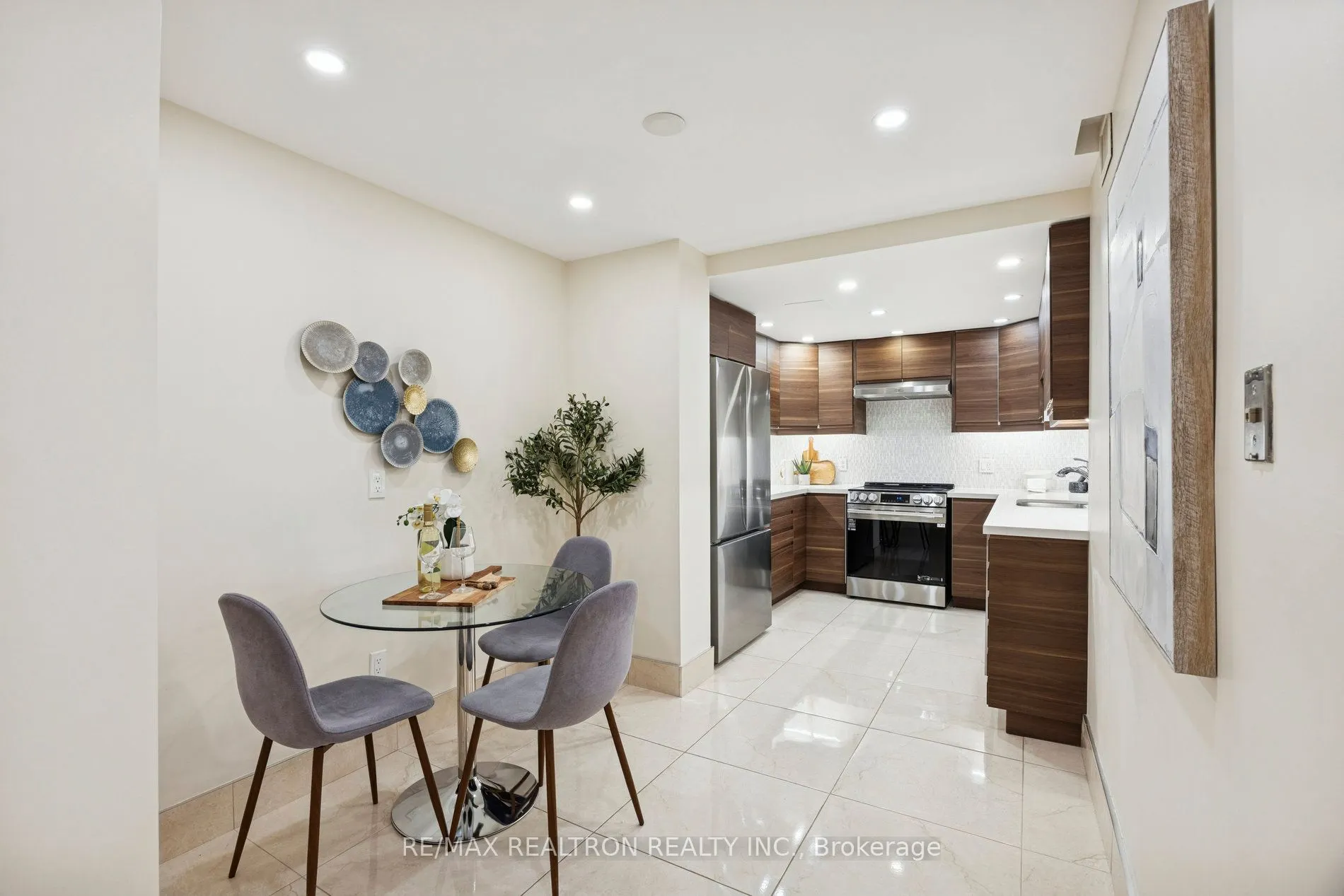 5444 Yonge Street, #201