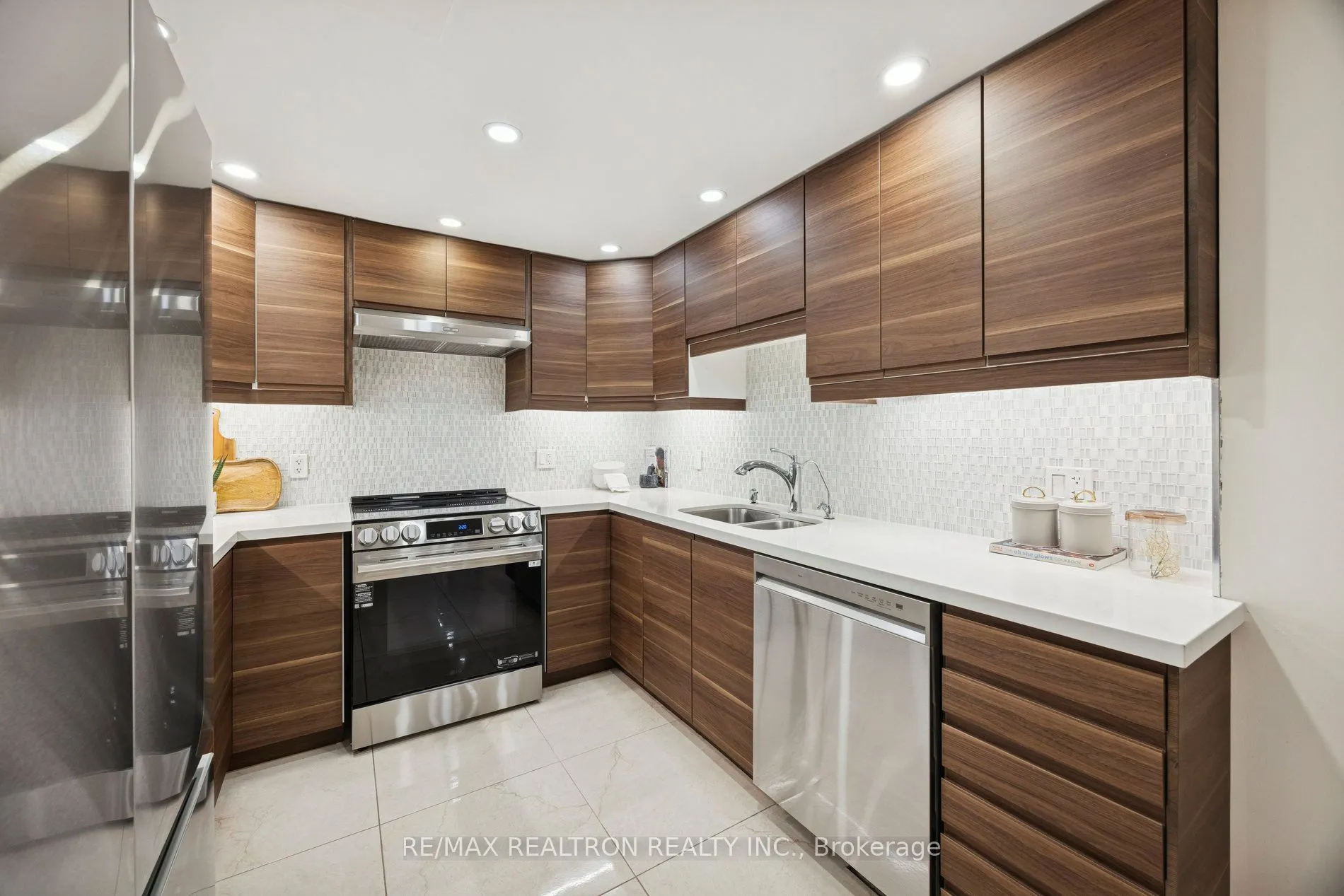 5444 Yonge Street, #201