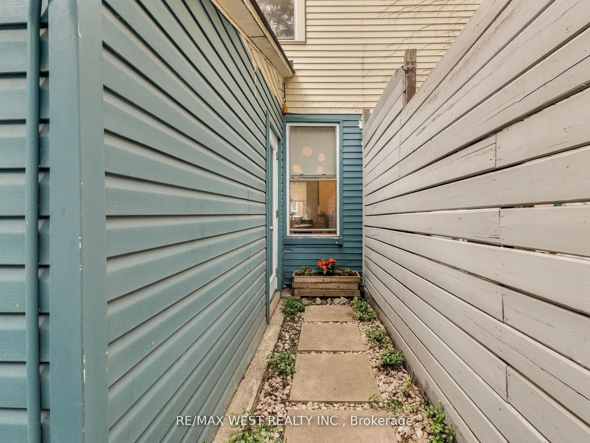 553 King Street E