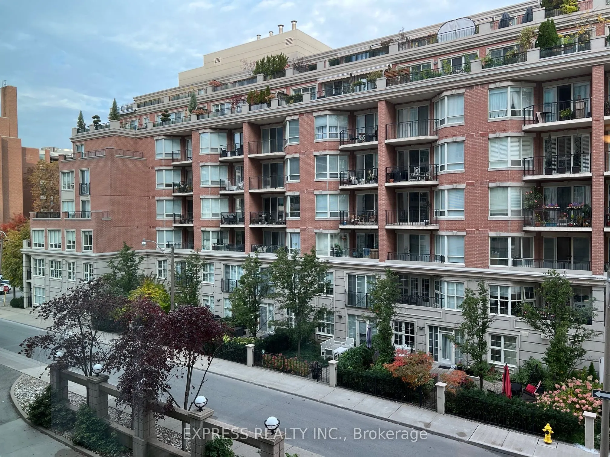 942 Yonge Street, #414