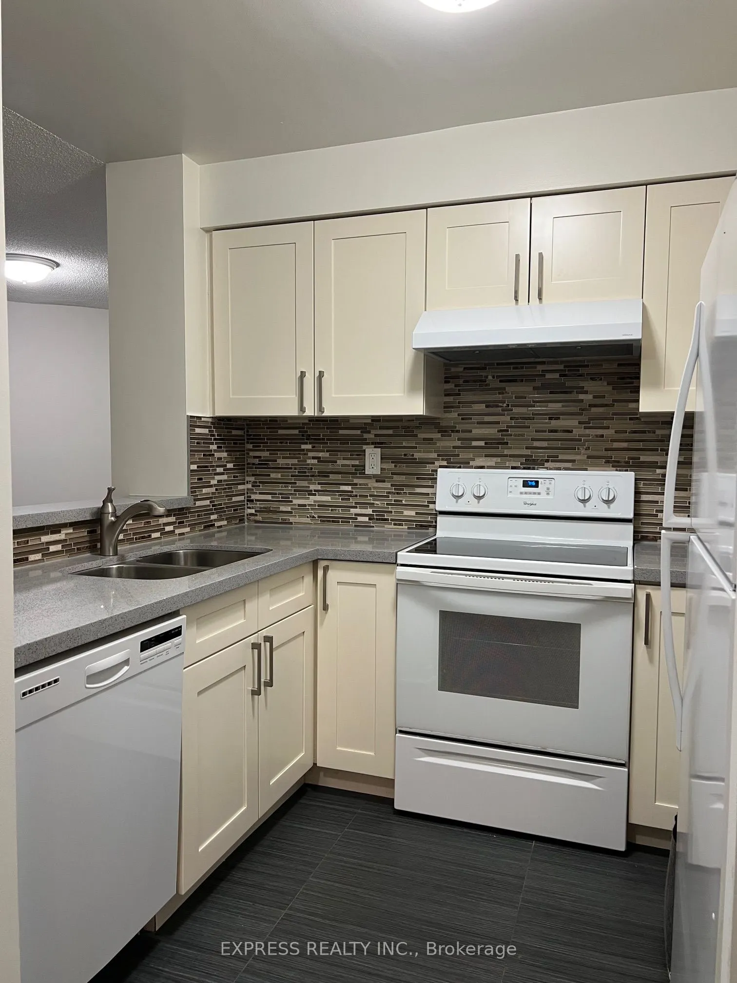 942 Yonge Street, #414