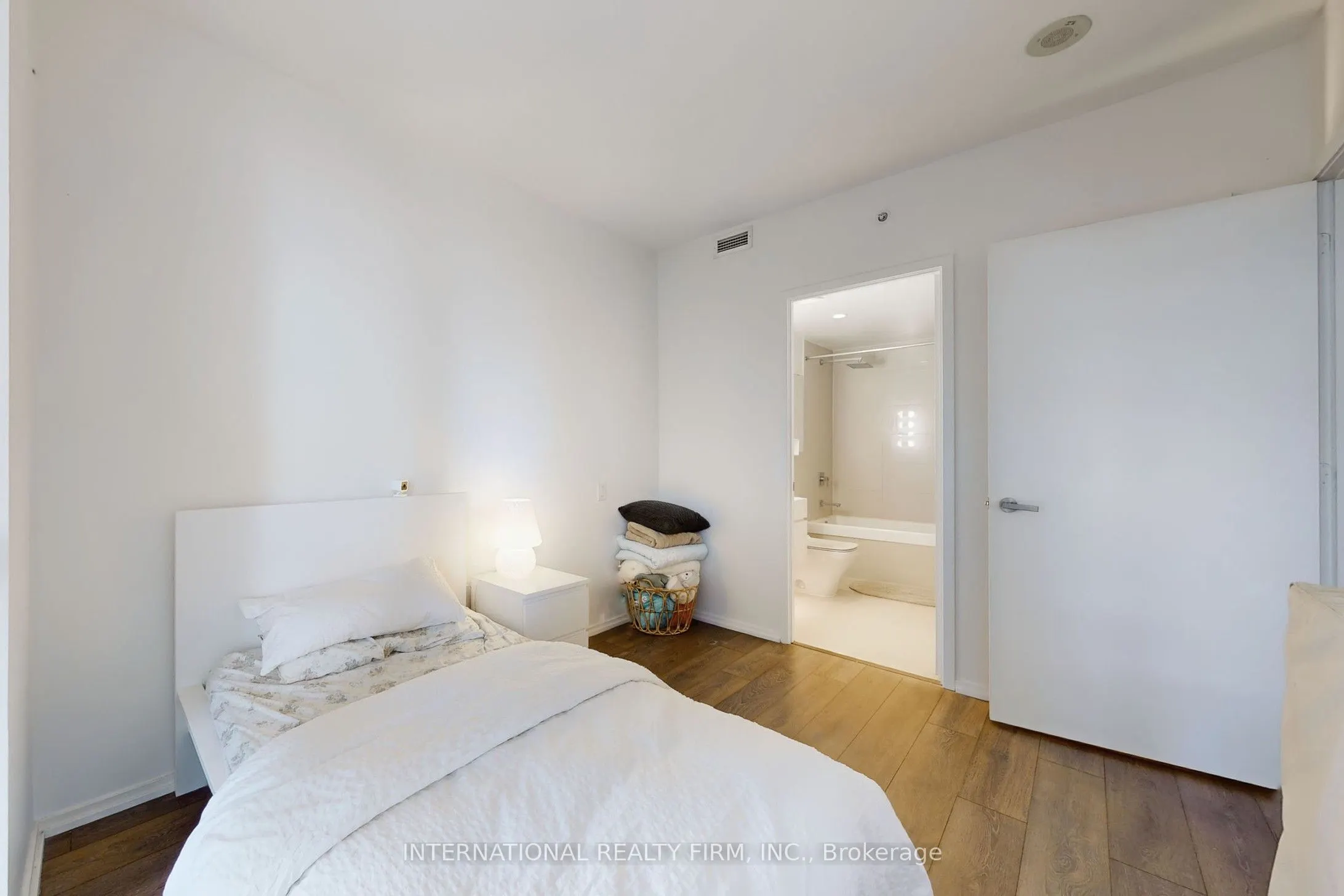 45 Charles Street E, #2911