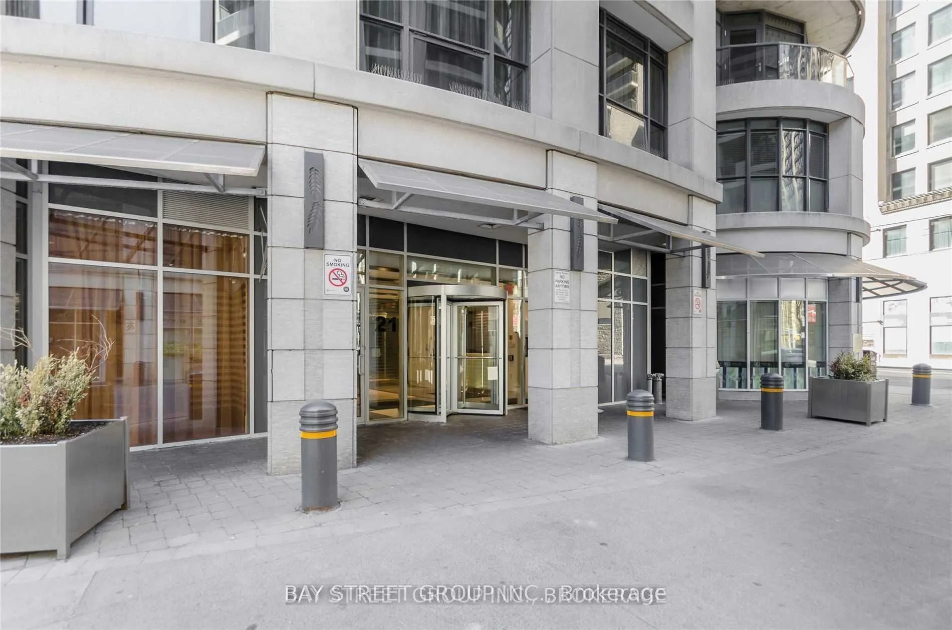 21 Carlton Street, #3408