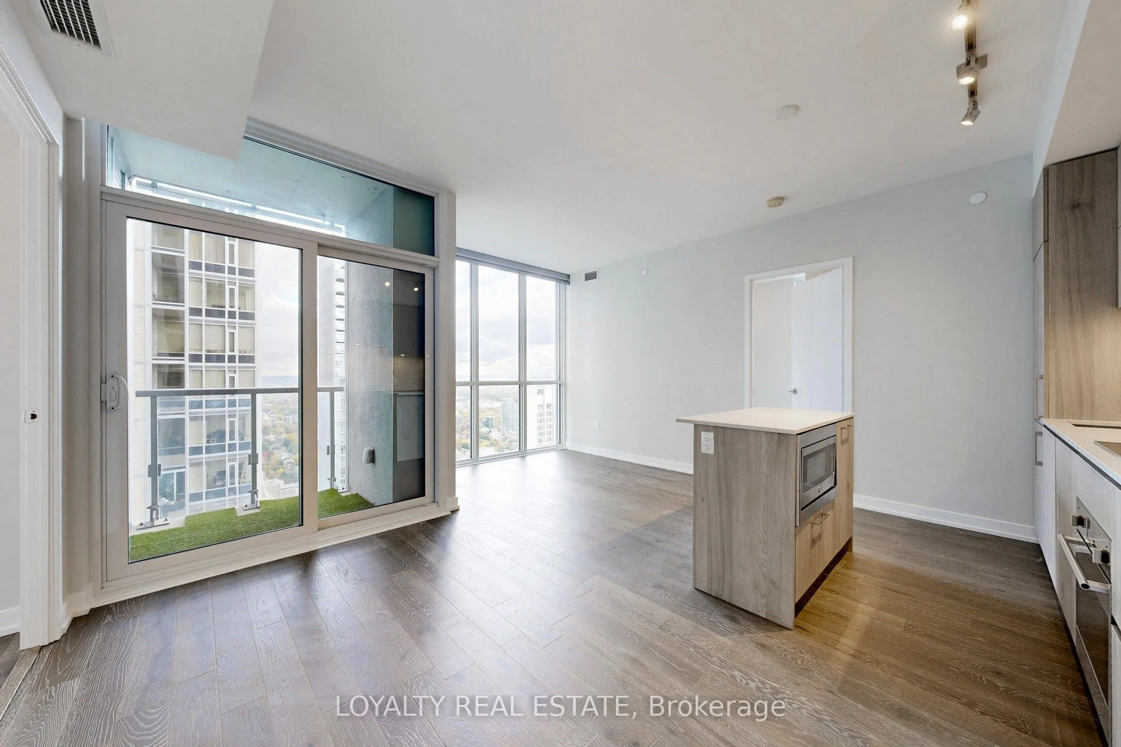 1 Yorkville Avenue, #5005