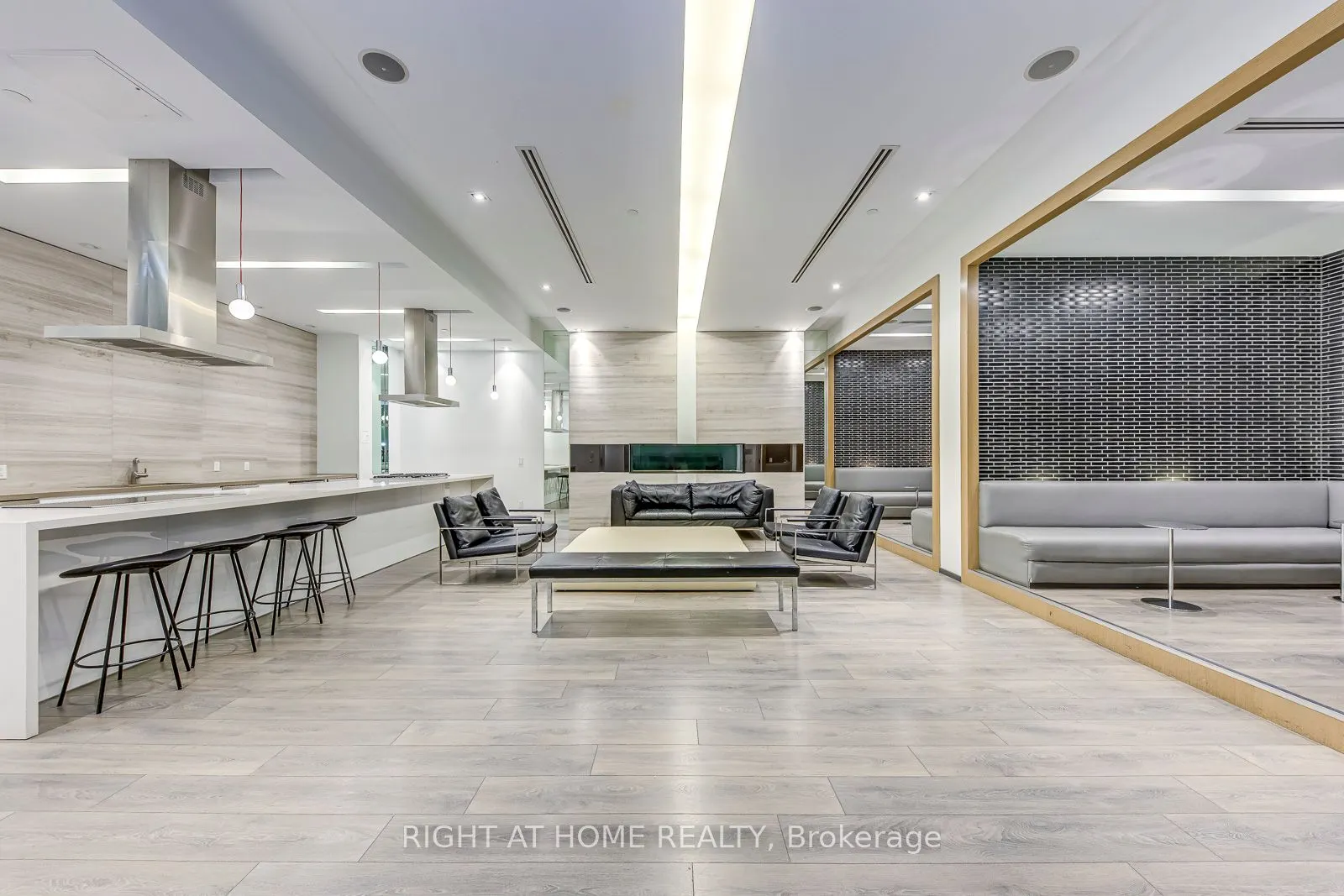 1030 King Street W, #748