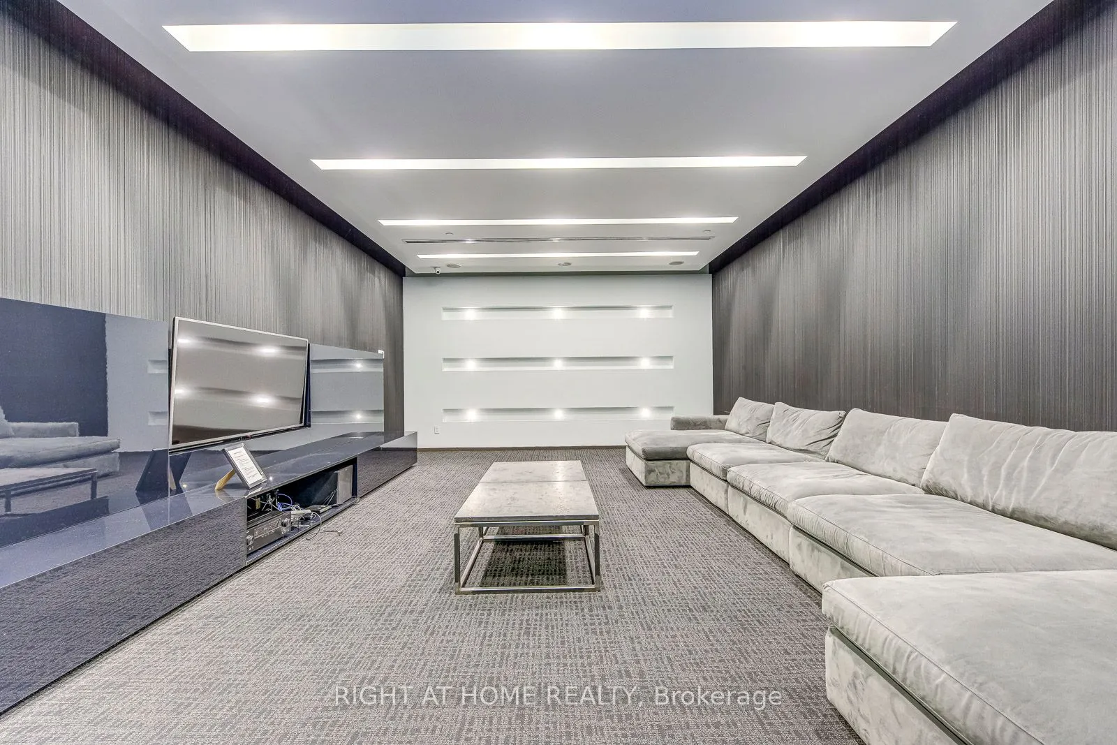 1030 King Street W, #748