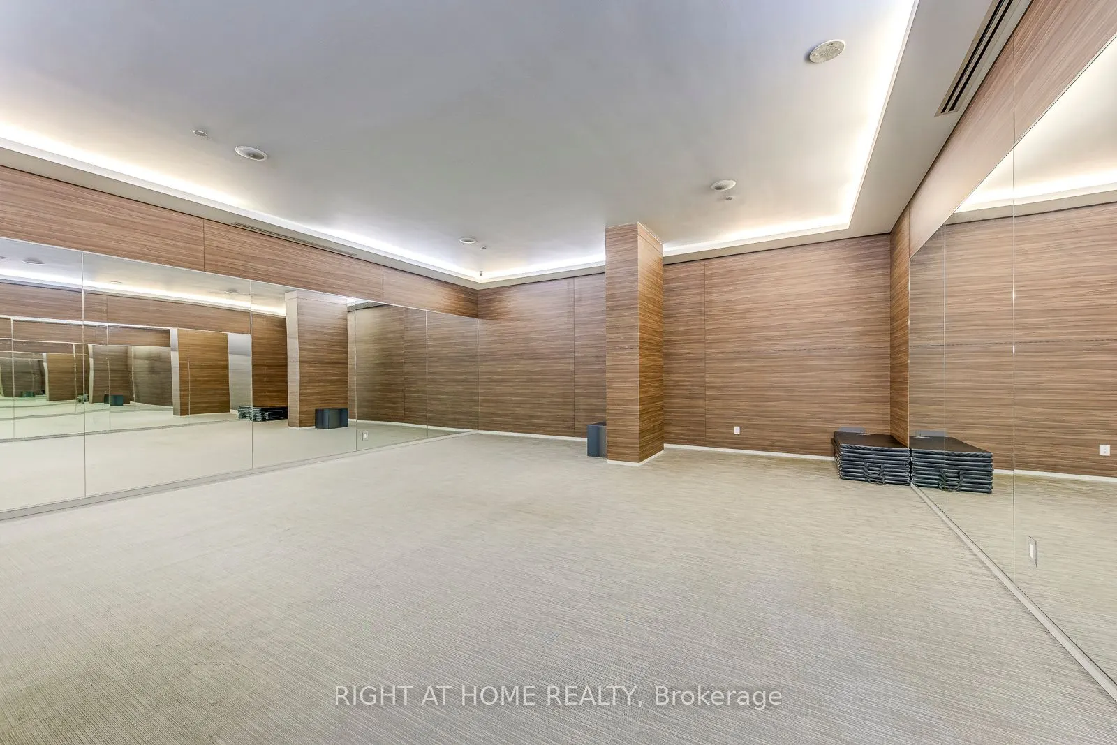 1030 King Street W, #748