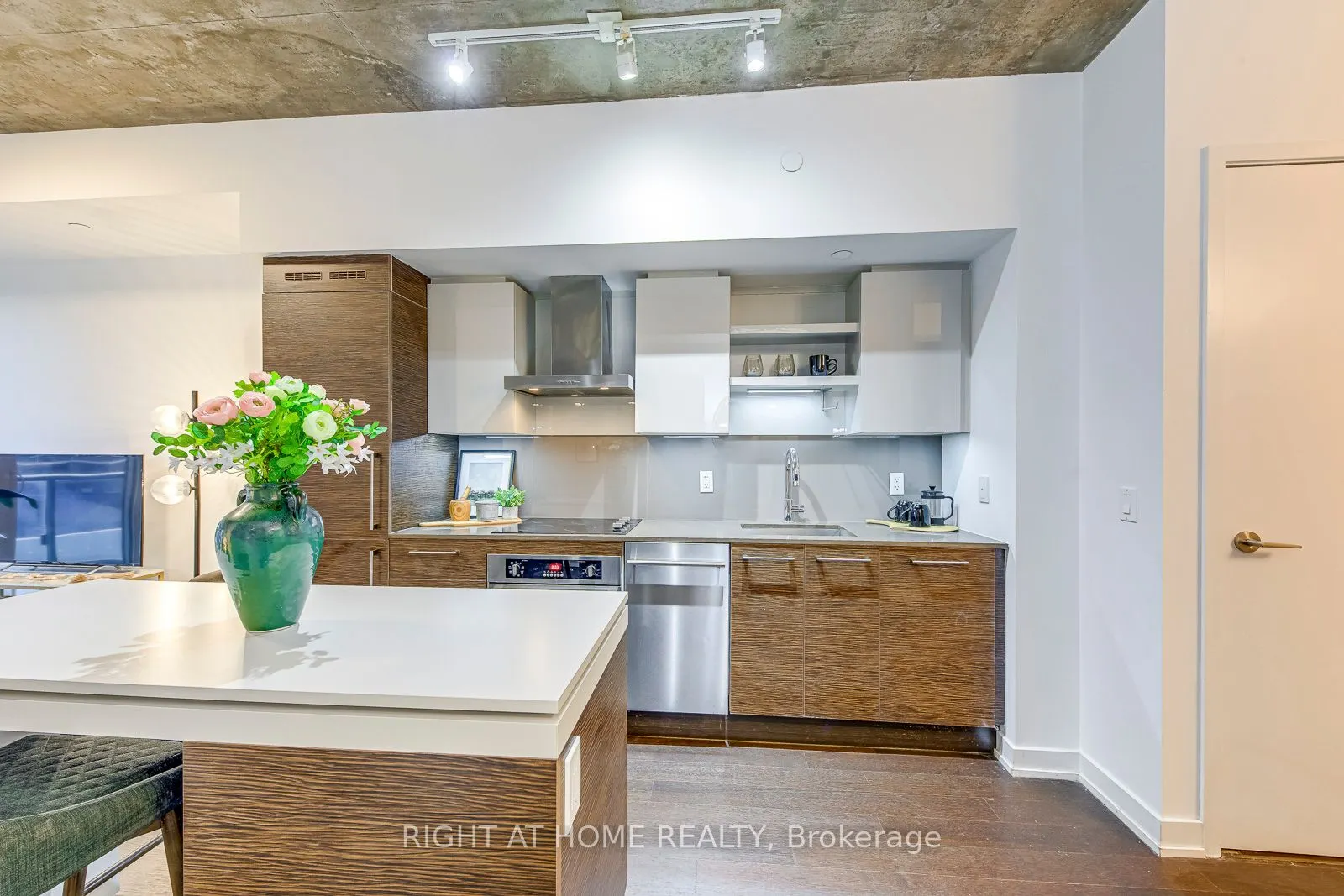 1030 King Street W, #748