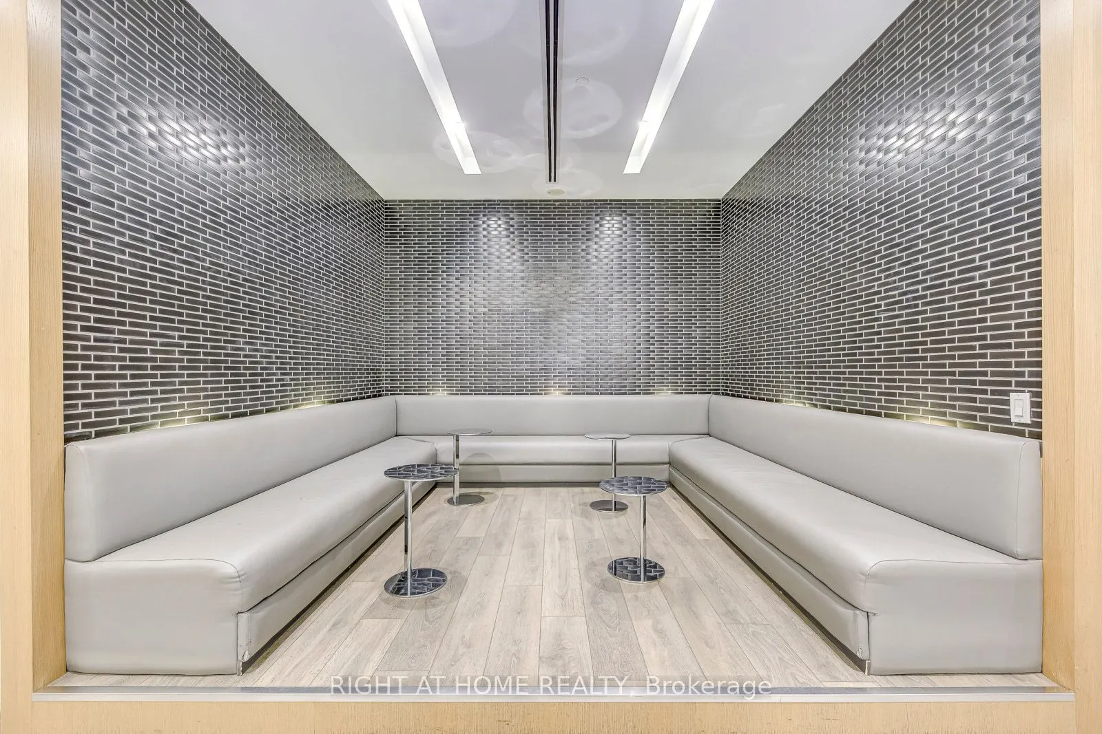 1030 King Street W, #748