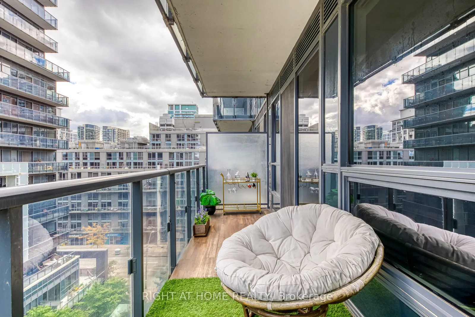 1030 King Street W, #748