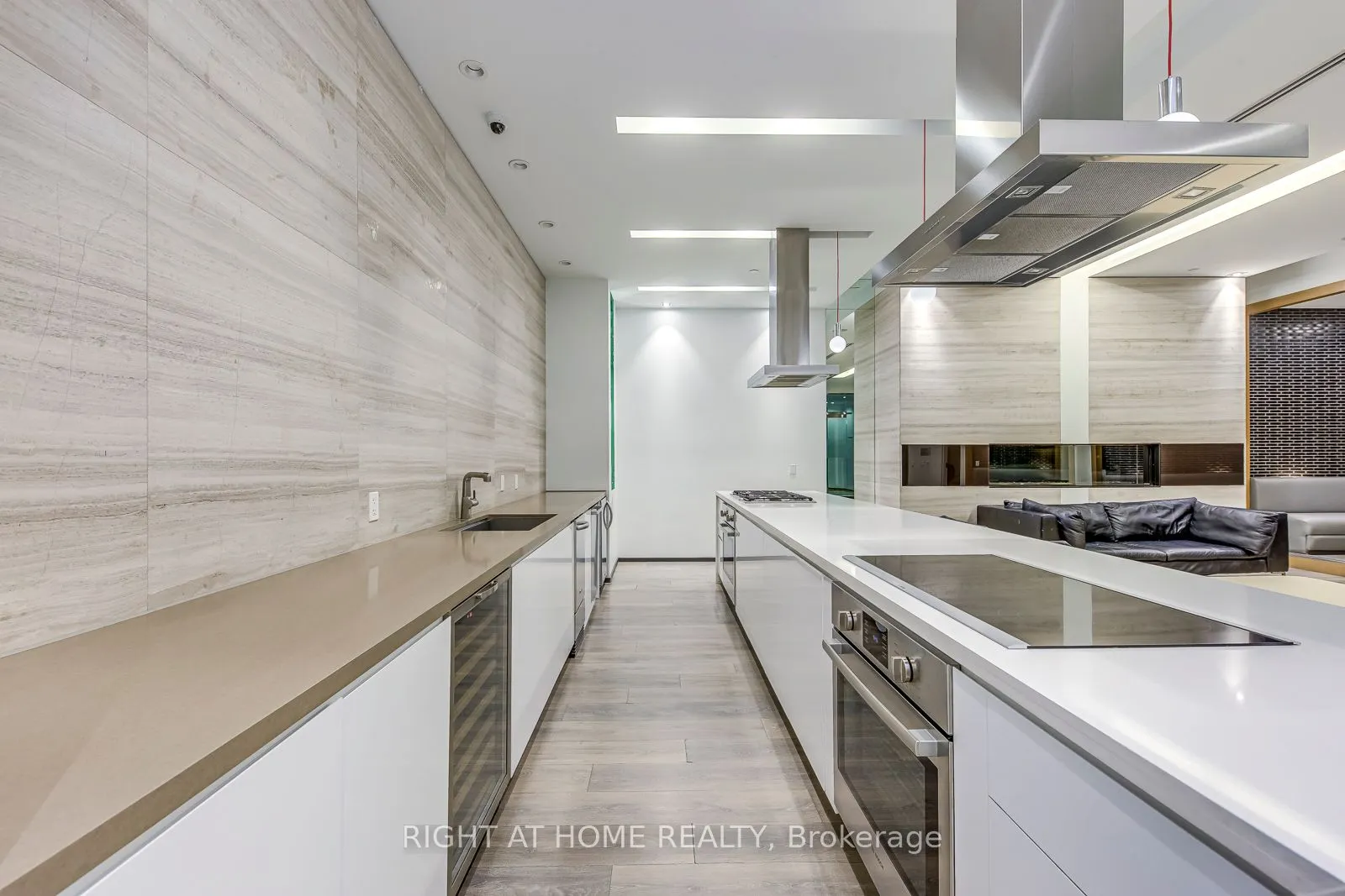 1030 King Street W, #748