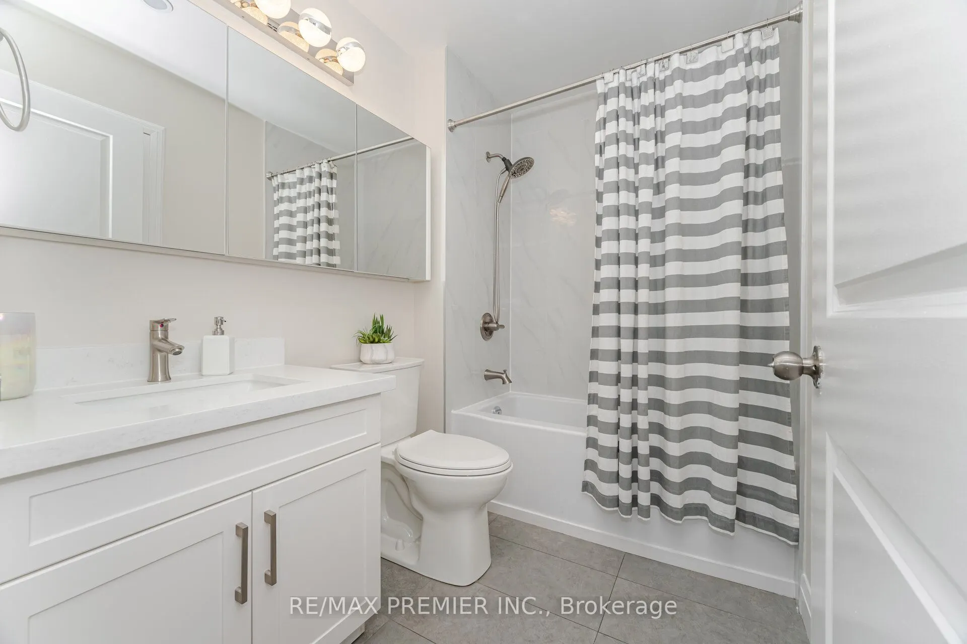 1005 King Street W, #717