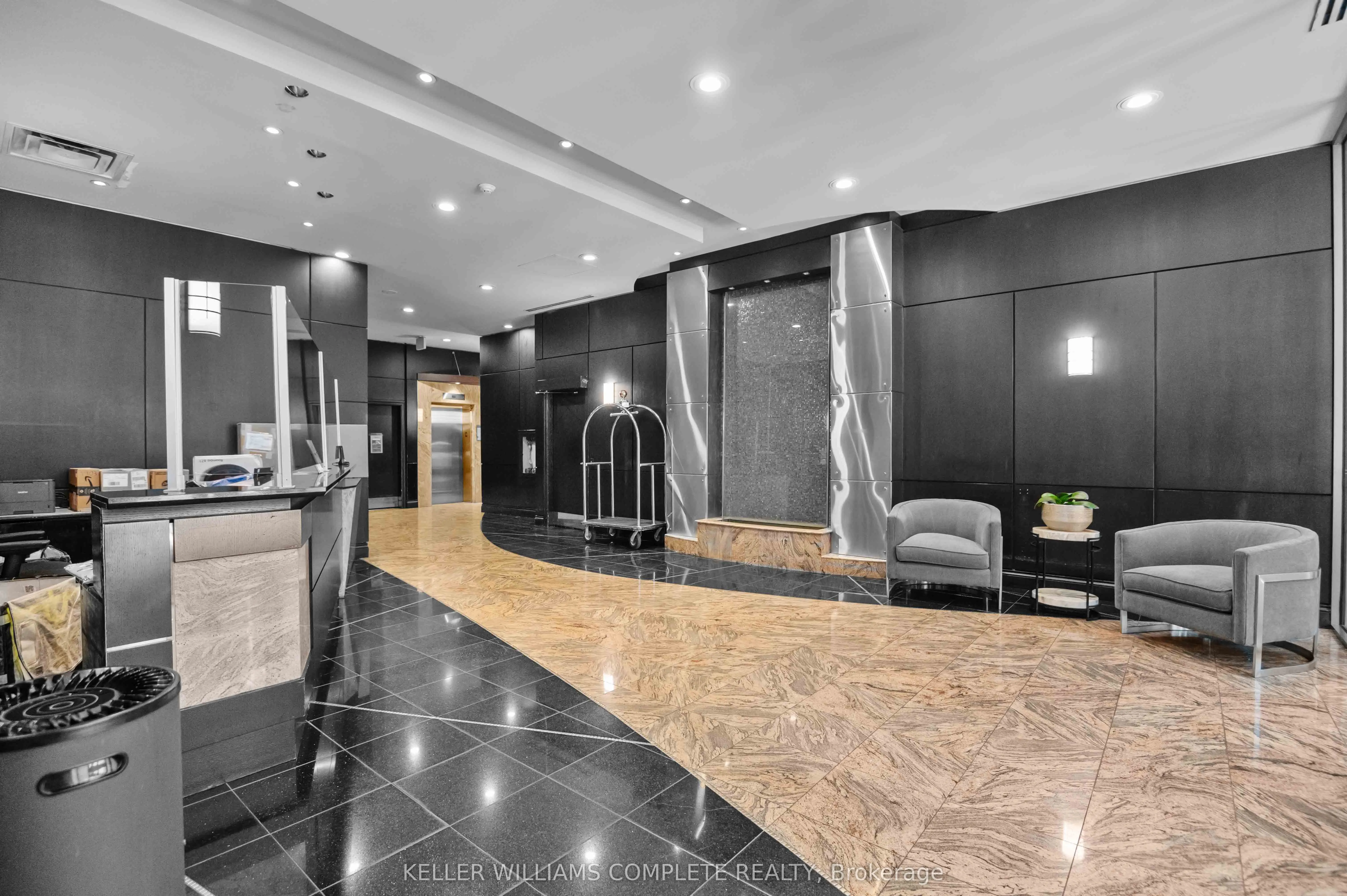 30 GRAND TRUNK Crescent SW, #1110