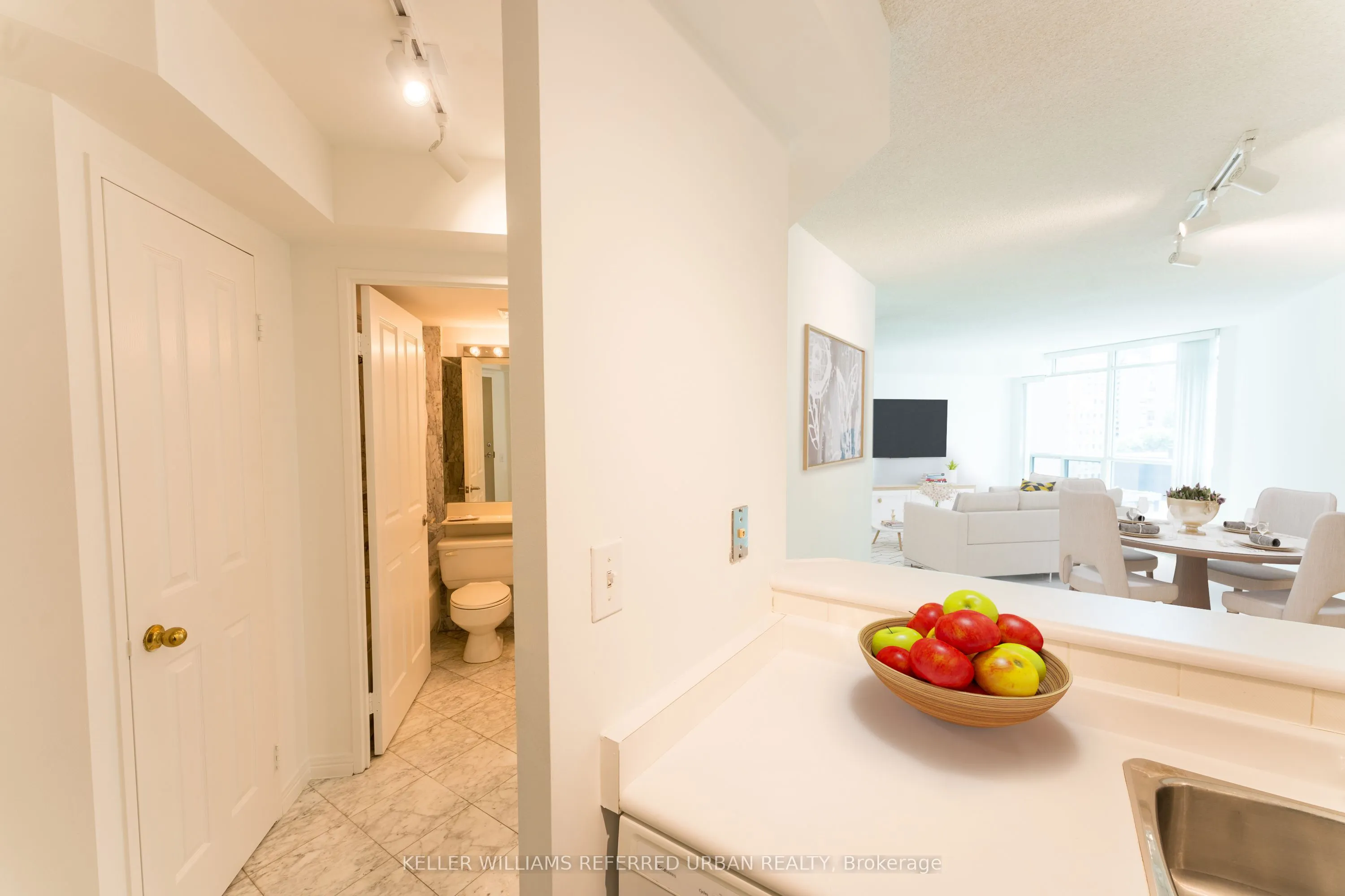 942 Yonge Street, #607