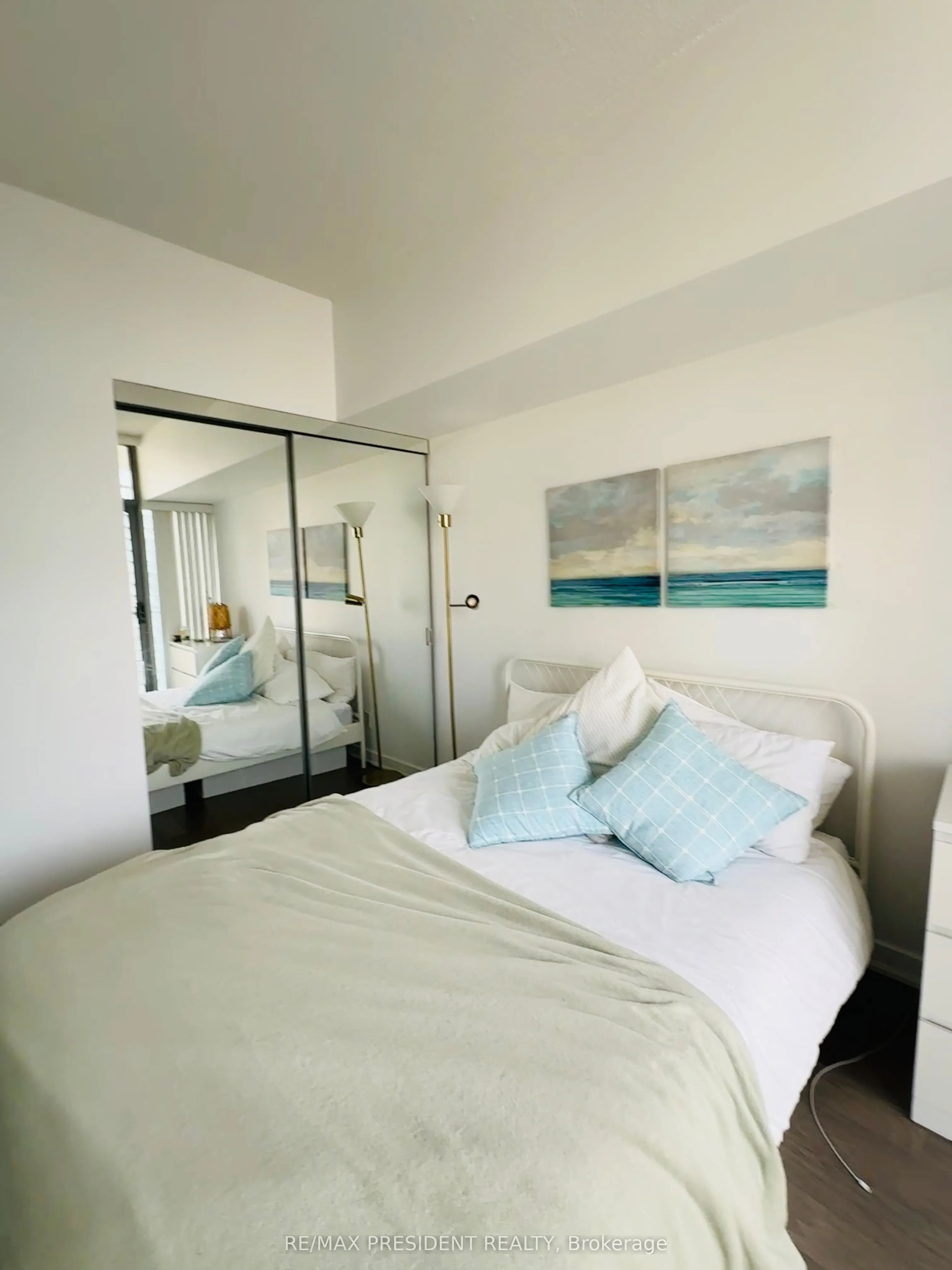 33 Charles Street E, #2805