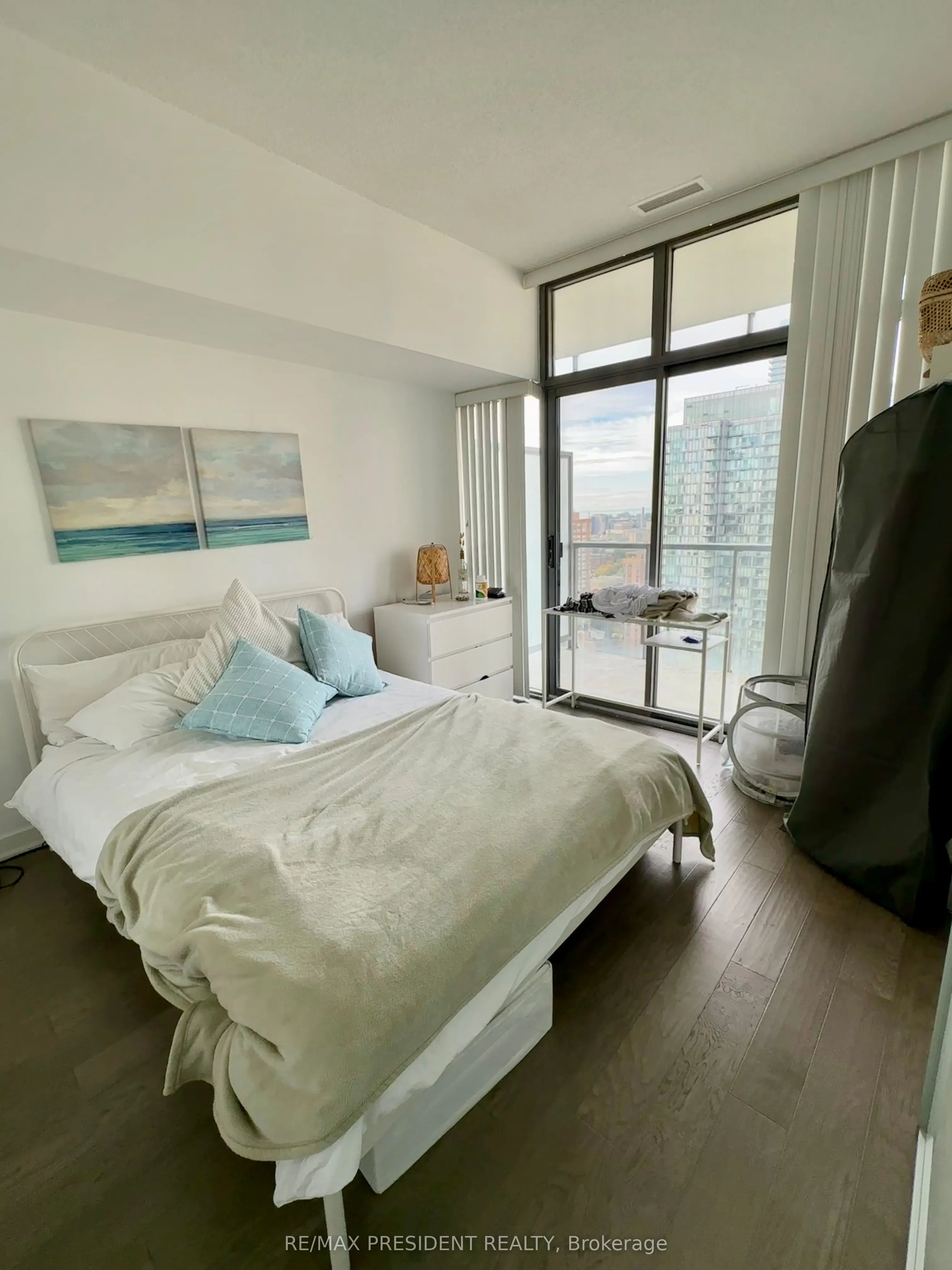 33 Charles Street E, #2805