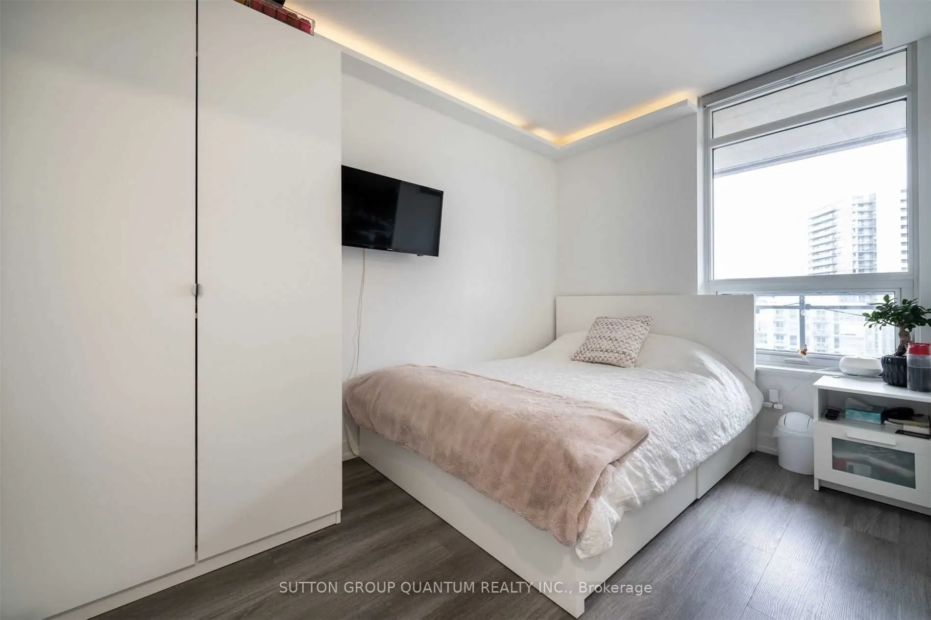 38 Joe Shuster Way, #820