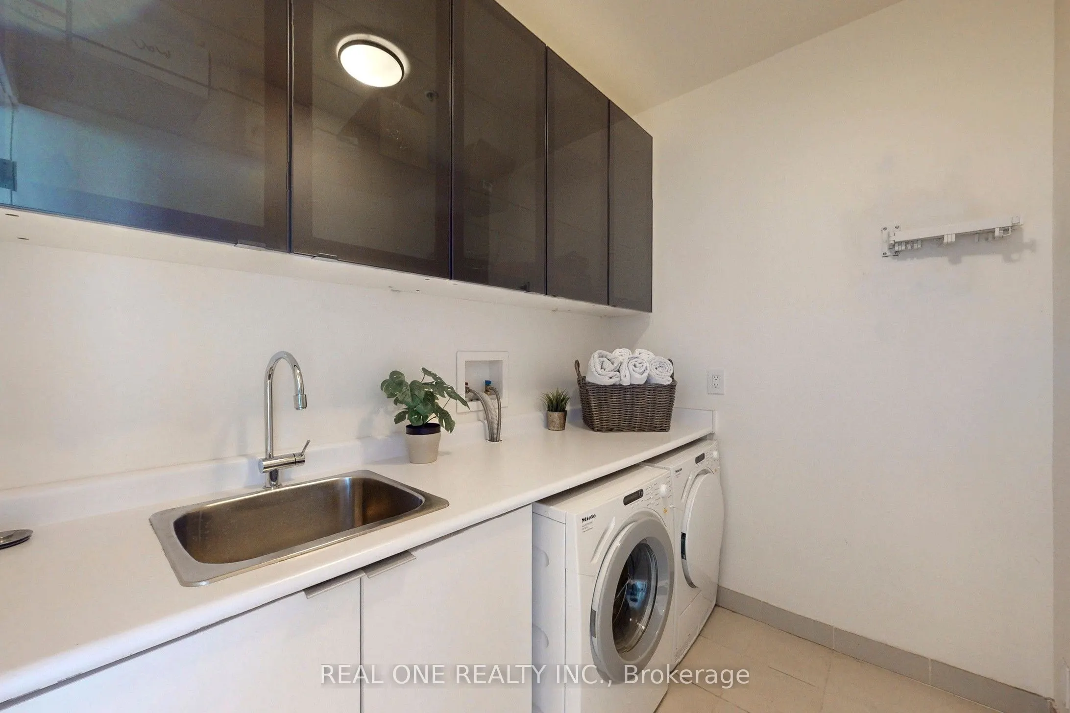 180 UNIVERSITY Avenue, #6205