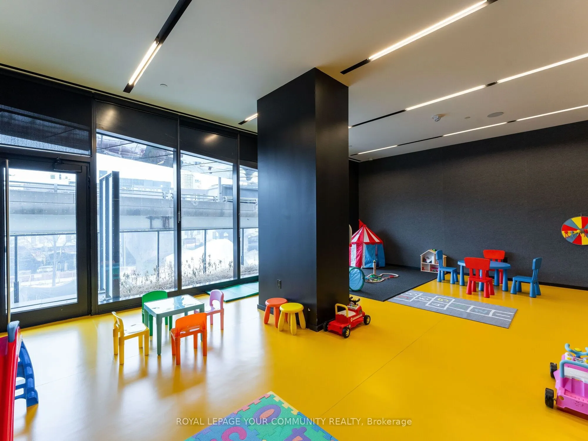 21 Lawren Harris Square, #1108