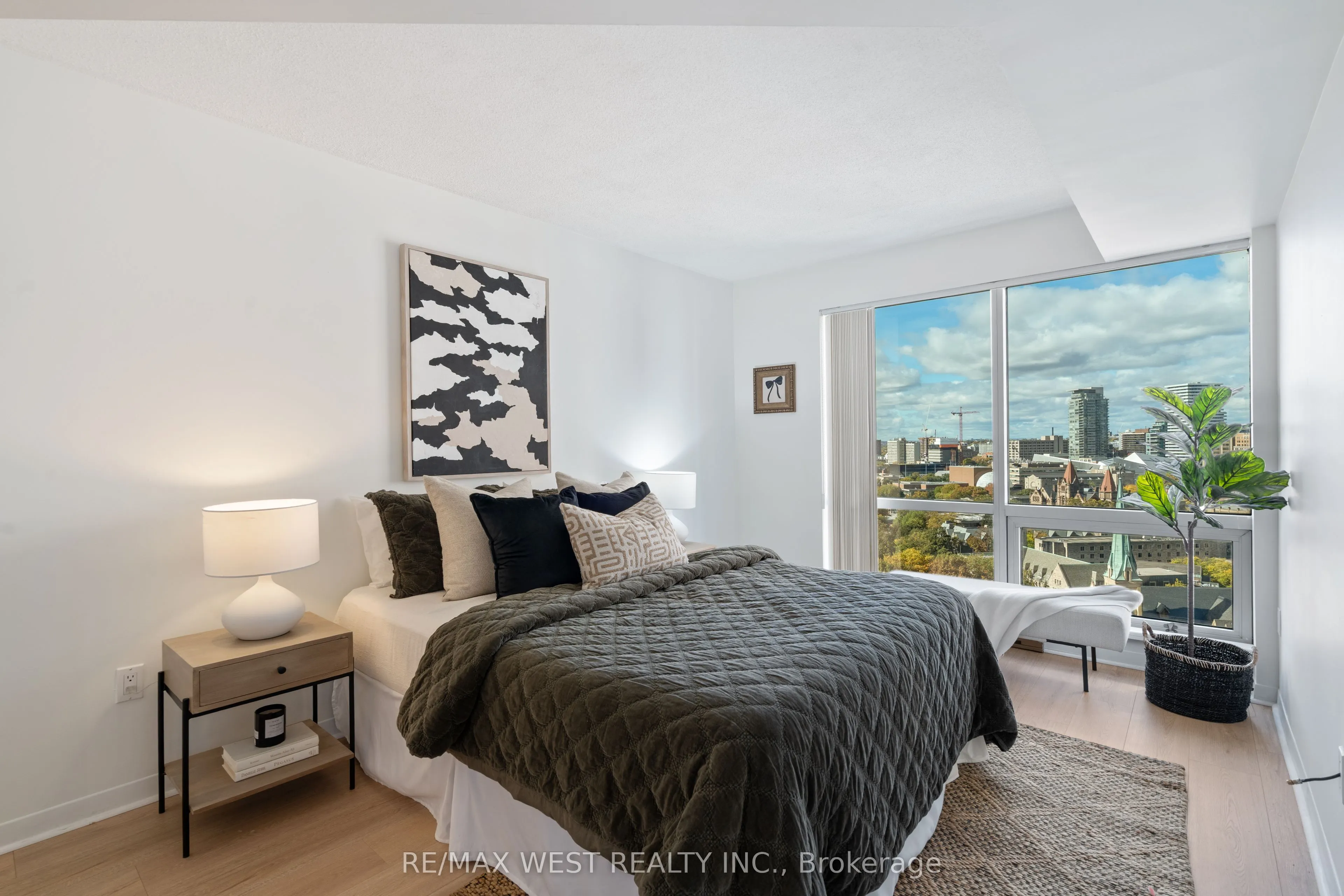 1001 Bay Street, #2002