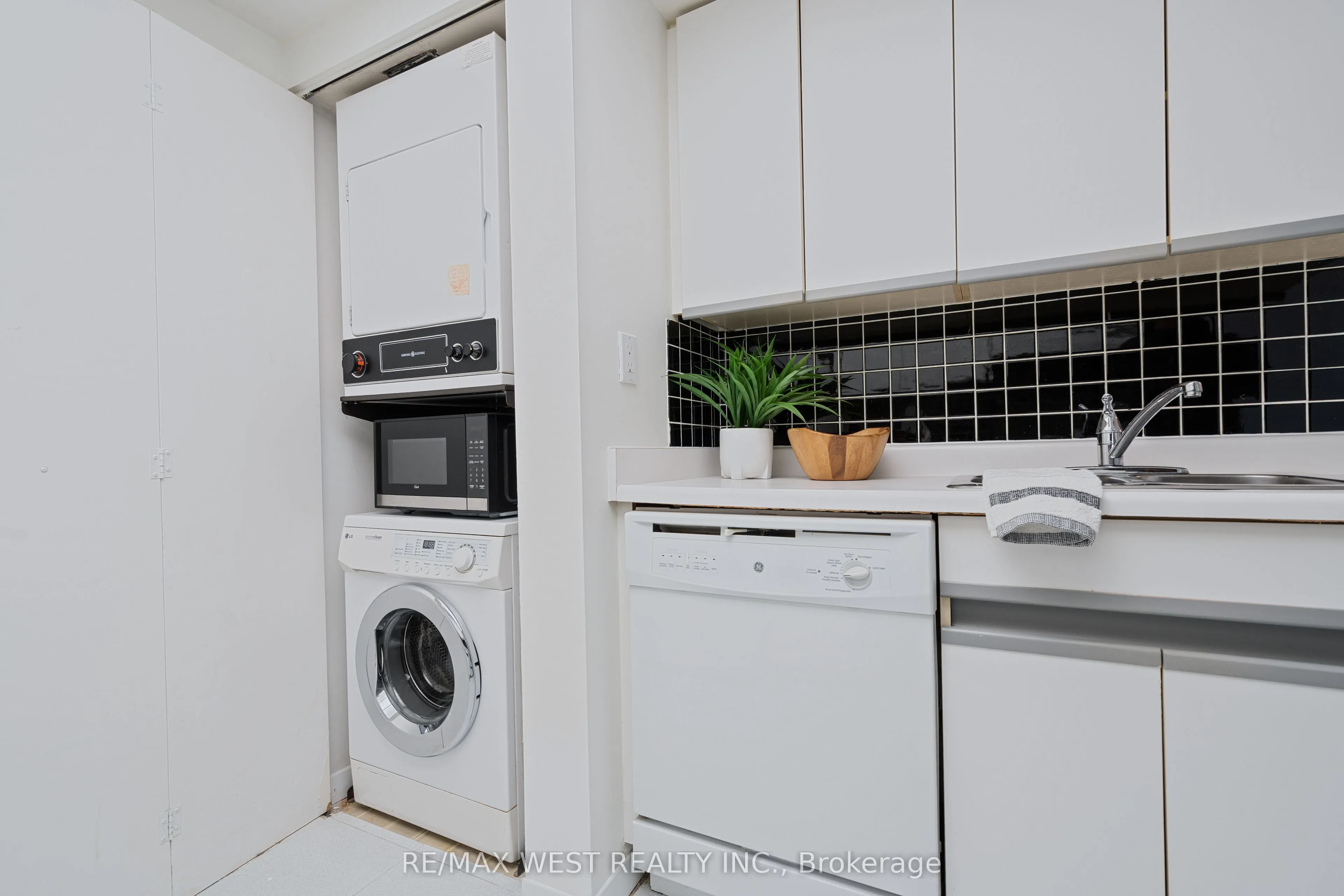 1001 Bay Street, #2002