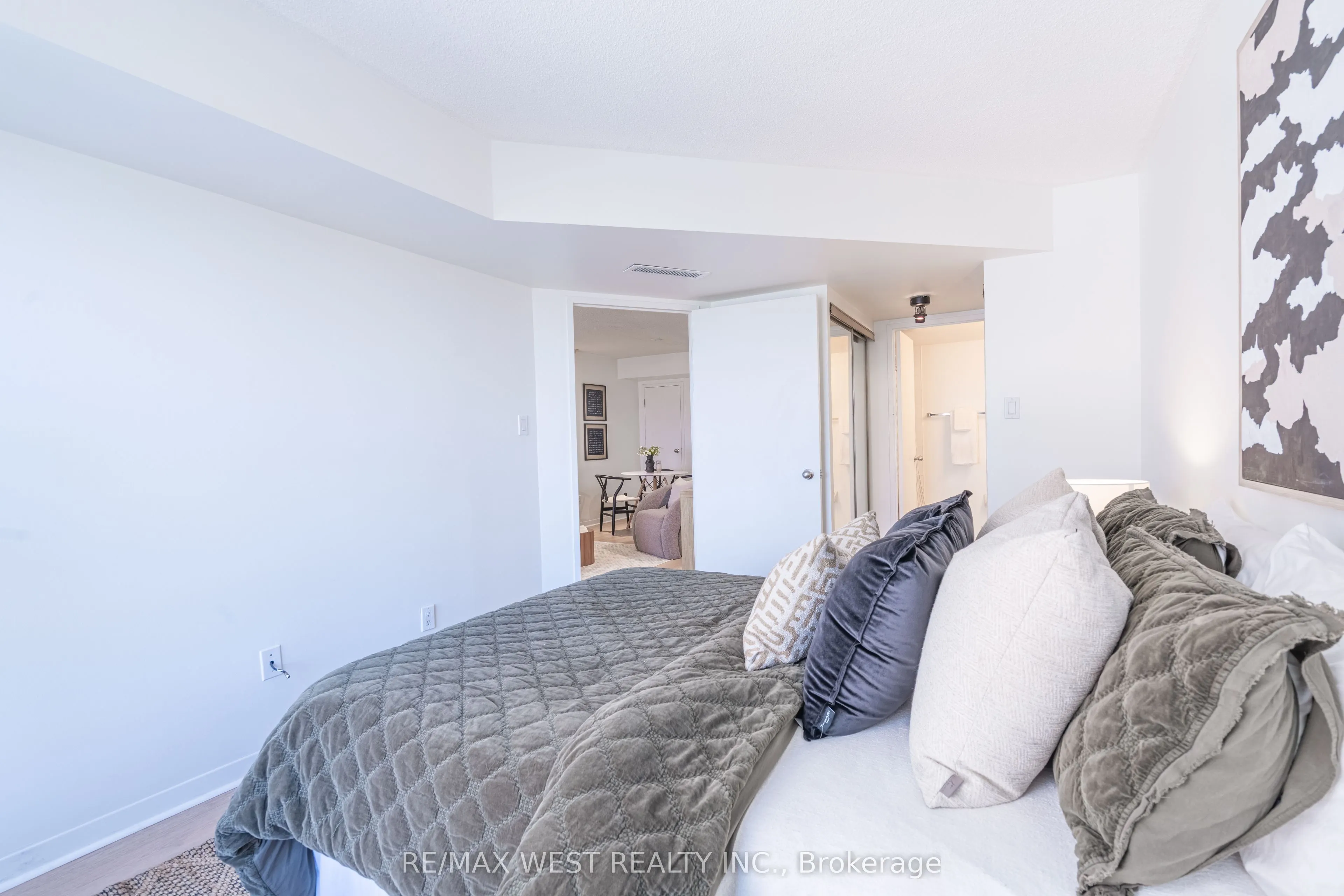 1001 Bay Street, #2002