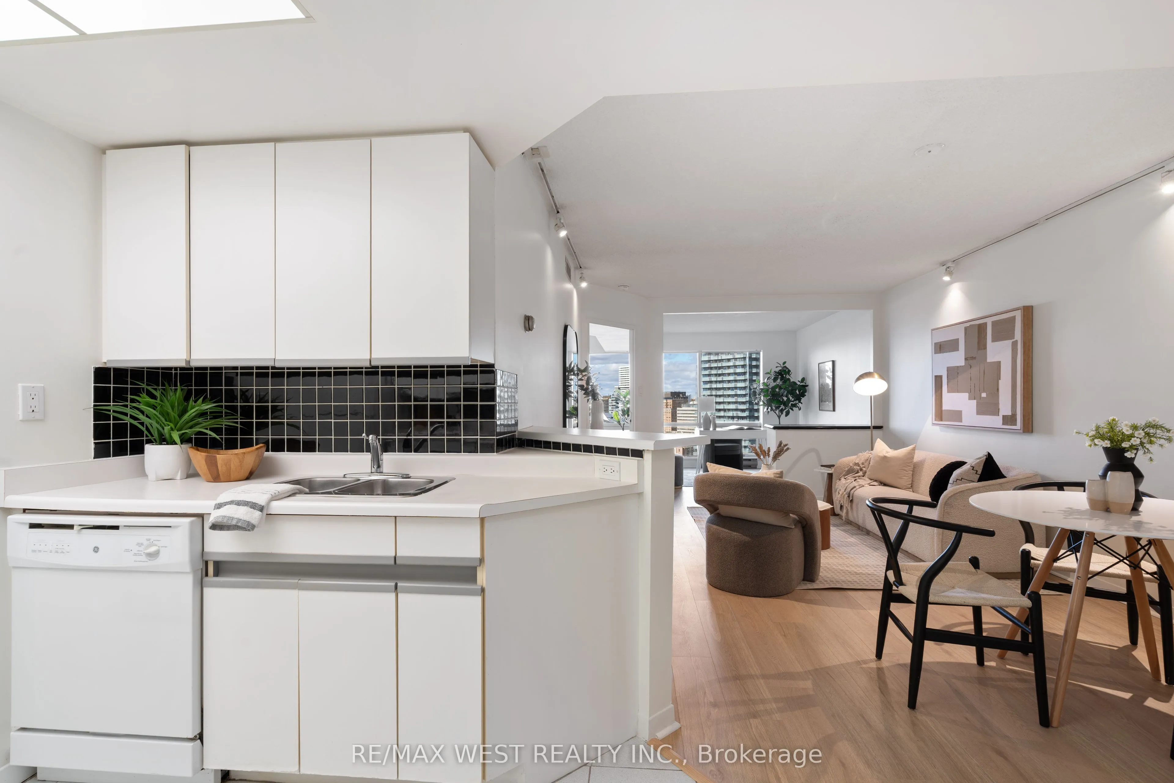 1001 Bay Street, #2002