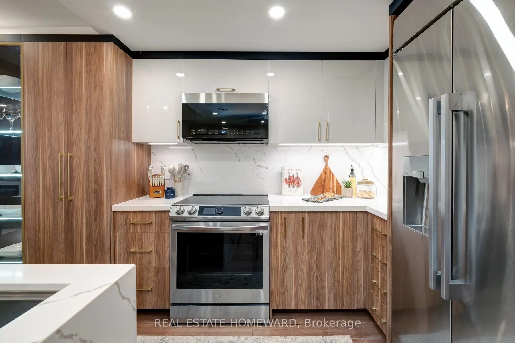 263 Wellington Street W, #602