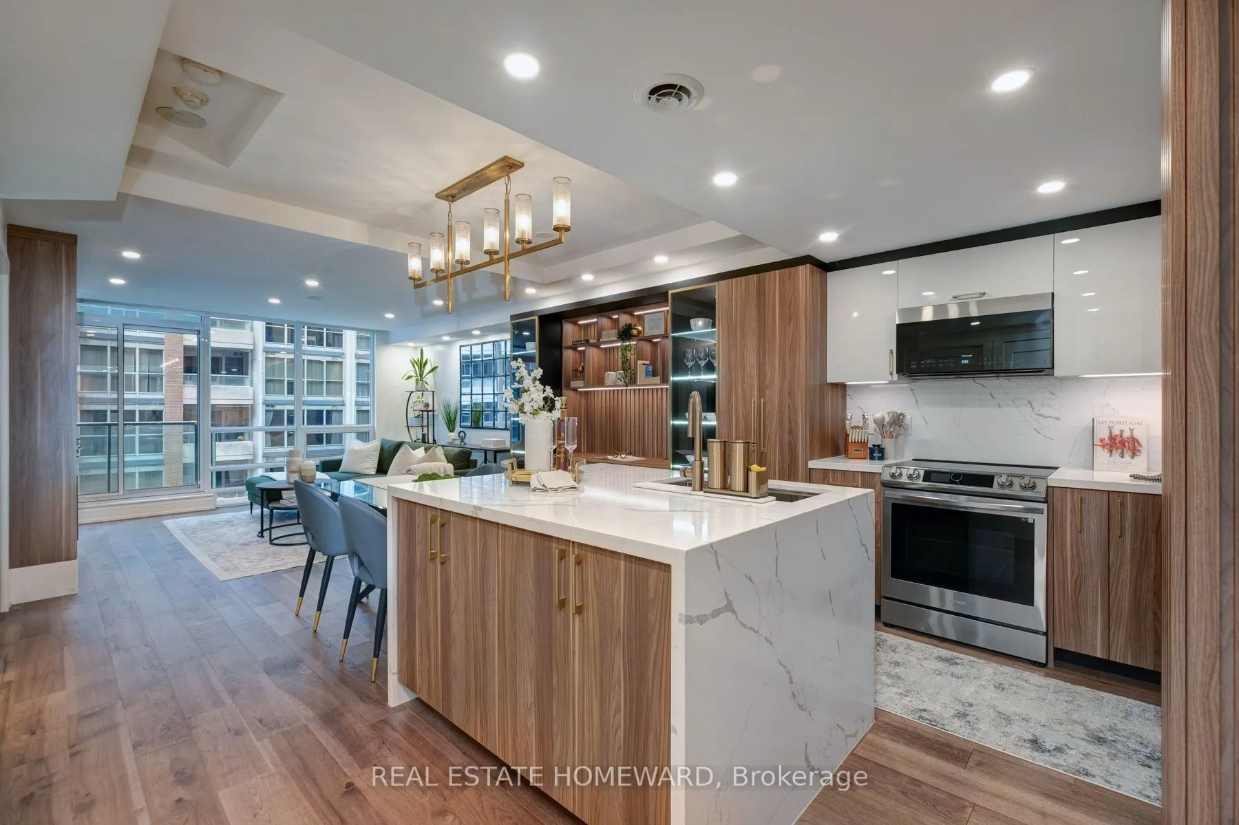 263 Wellington Street W, #602