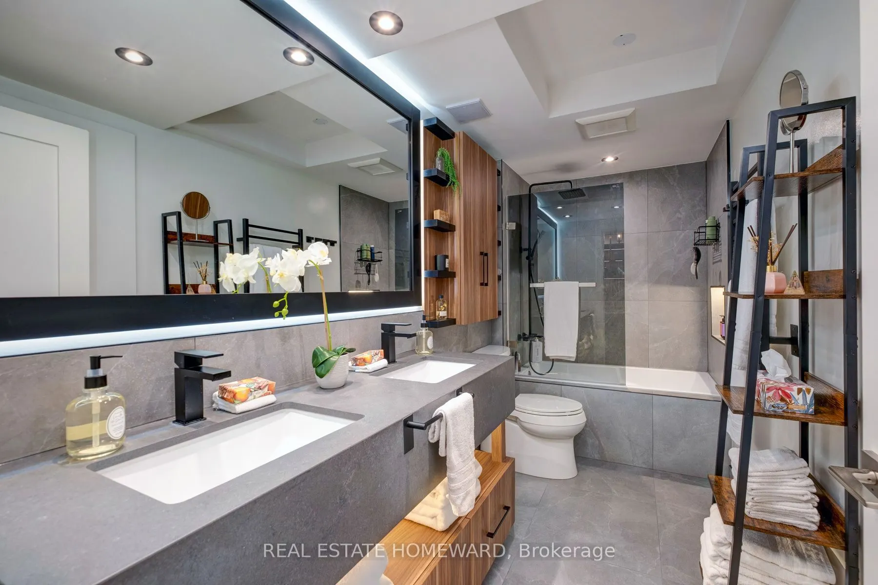 263 Wellington Street W, #602