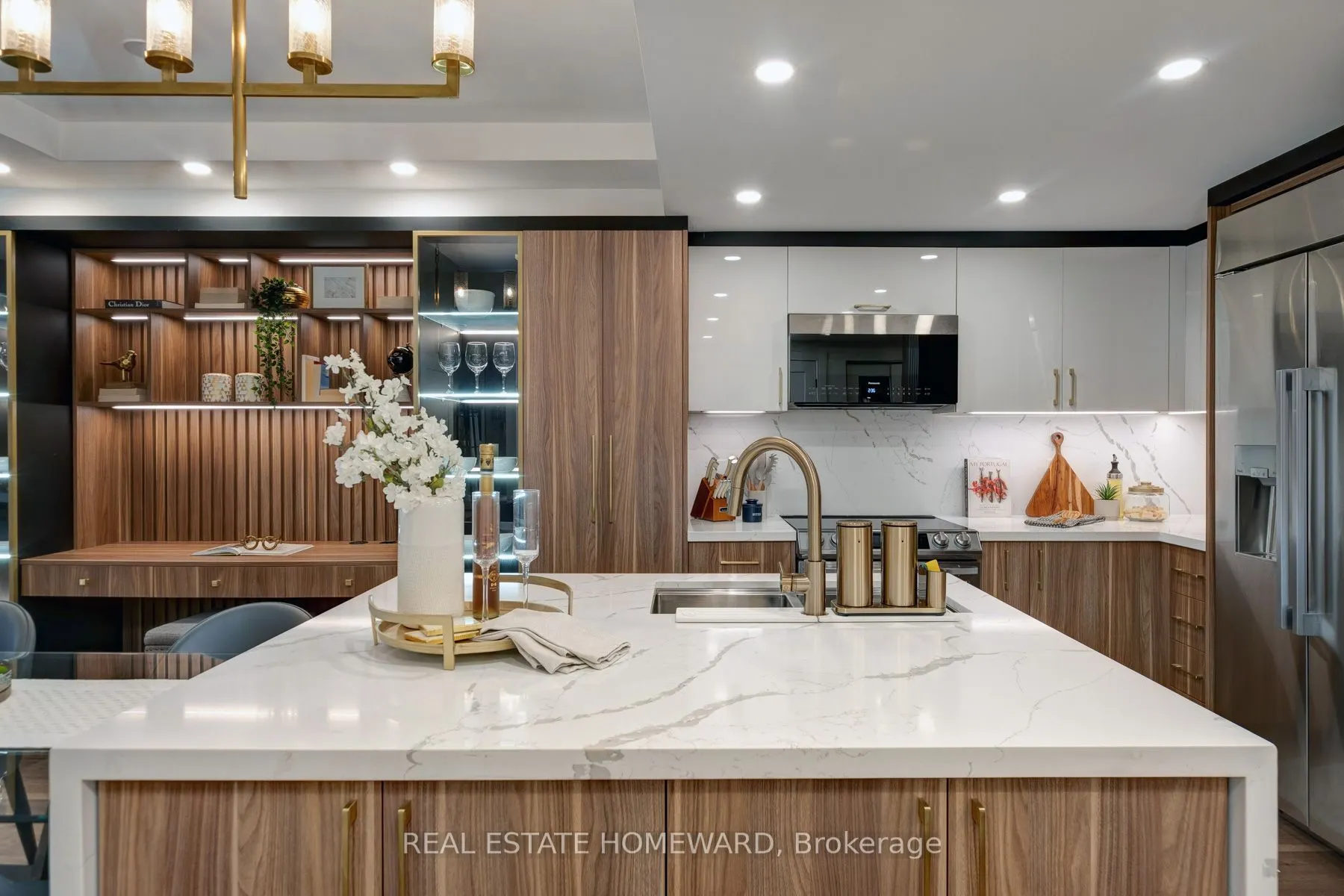 263 Wellington Street W, #602