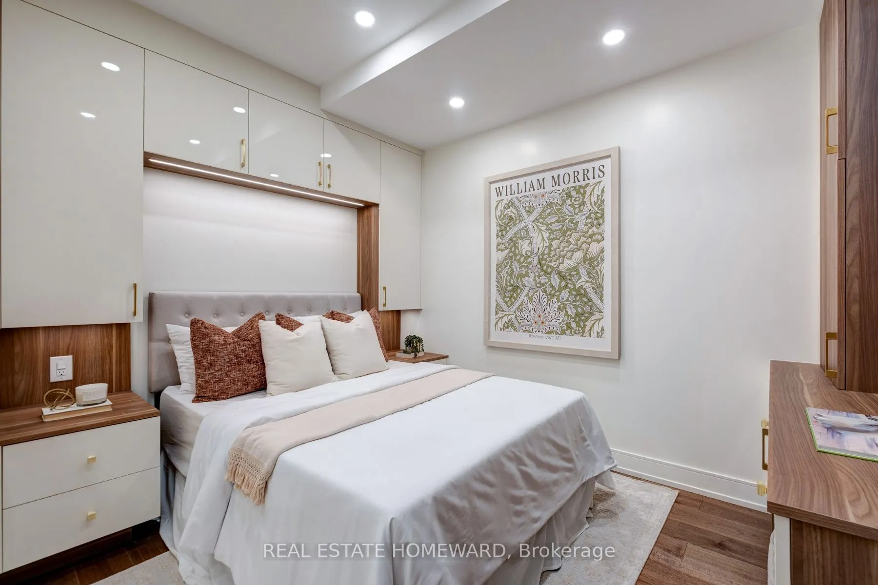 263 Wellington Street W, #602