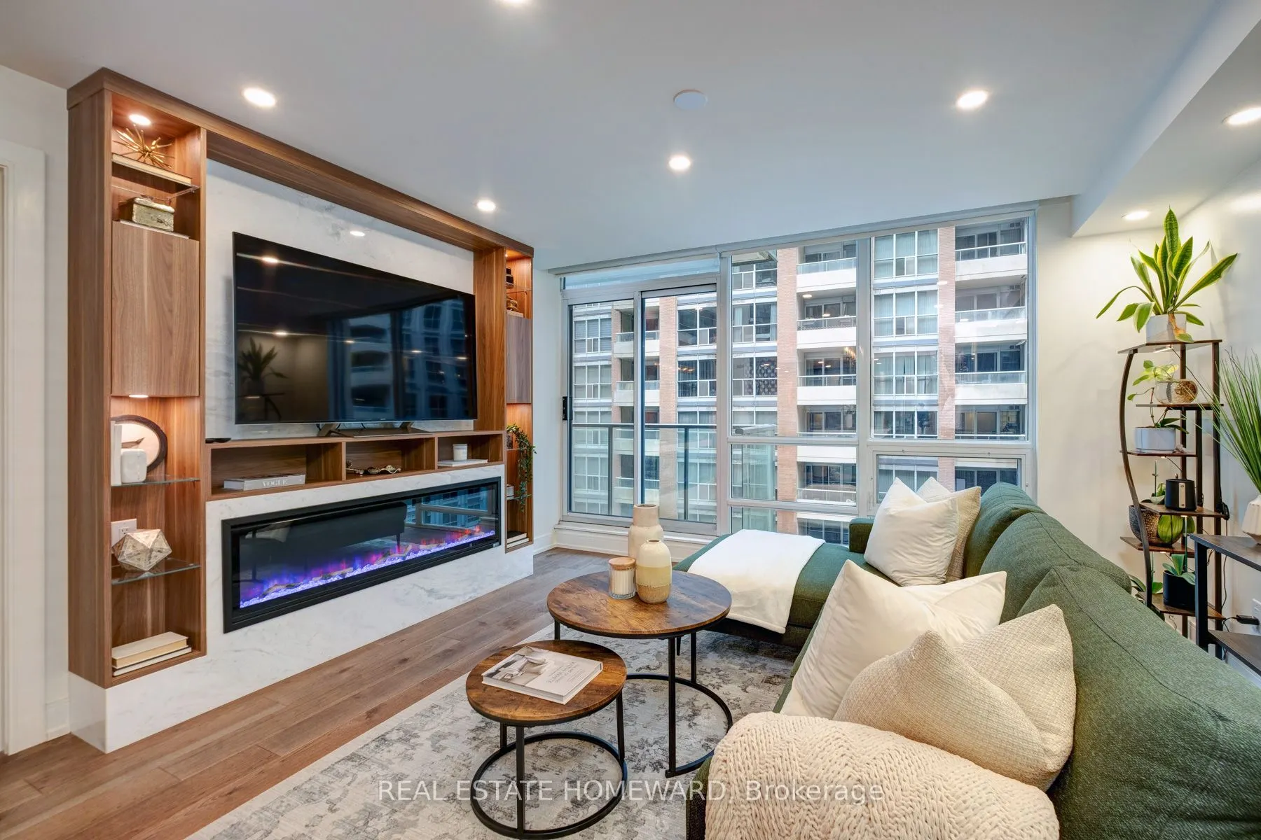 263 Wellington Street W, #602