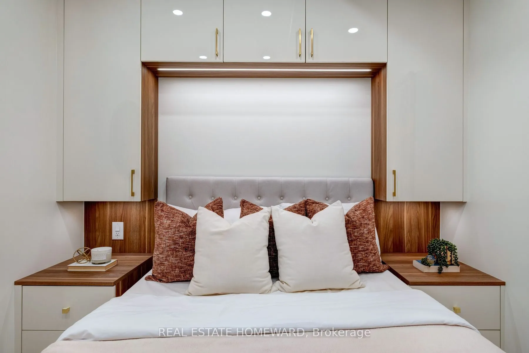 263 Wellington Street W, #602