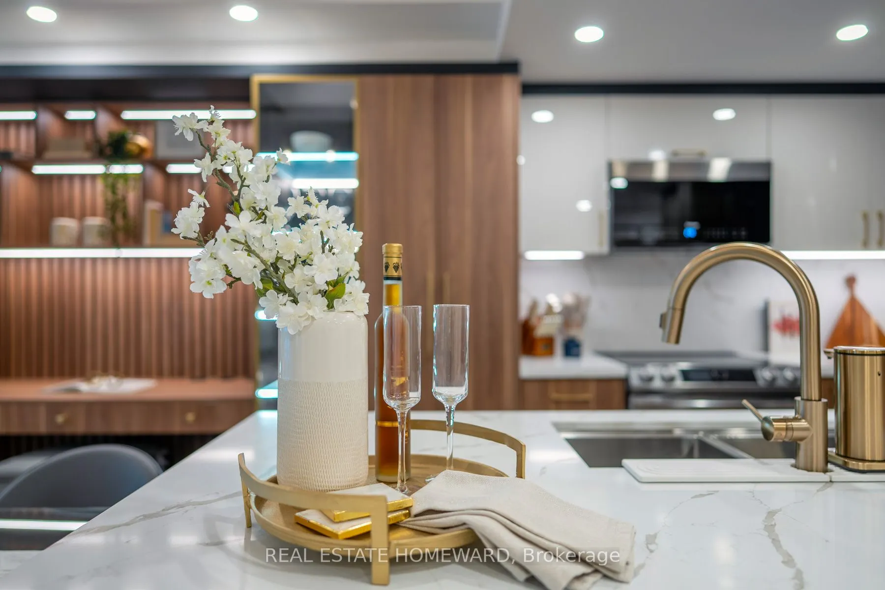 263 Wellington Street W, #602