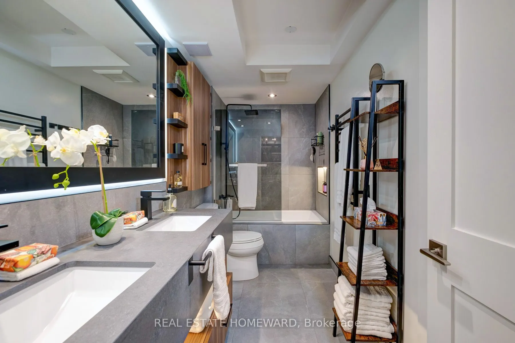 263 Wellington Street W, #602