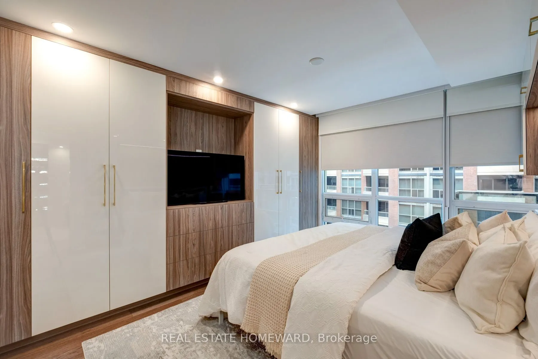 263 Wellington Street W, #602