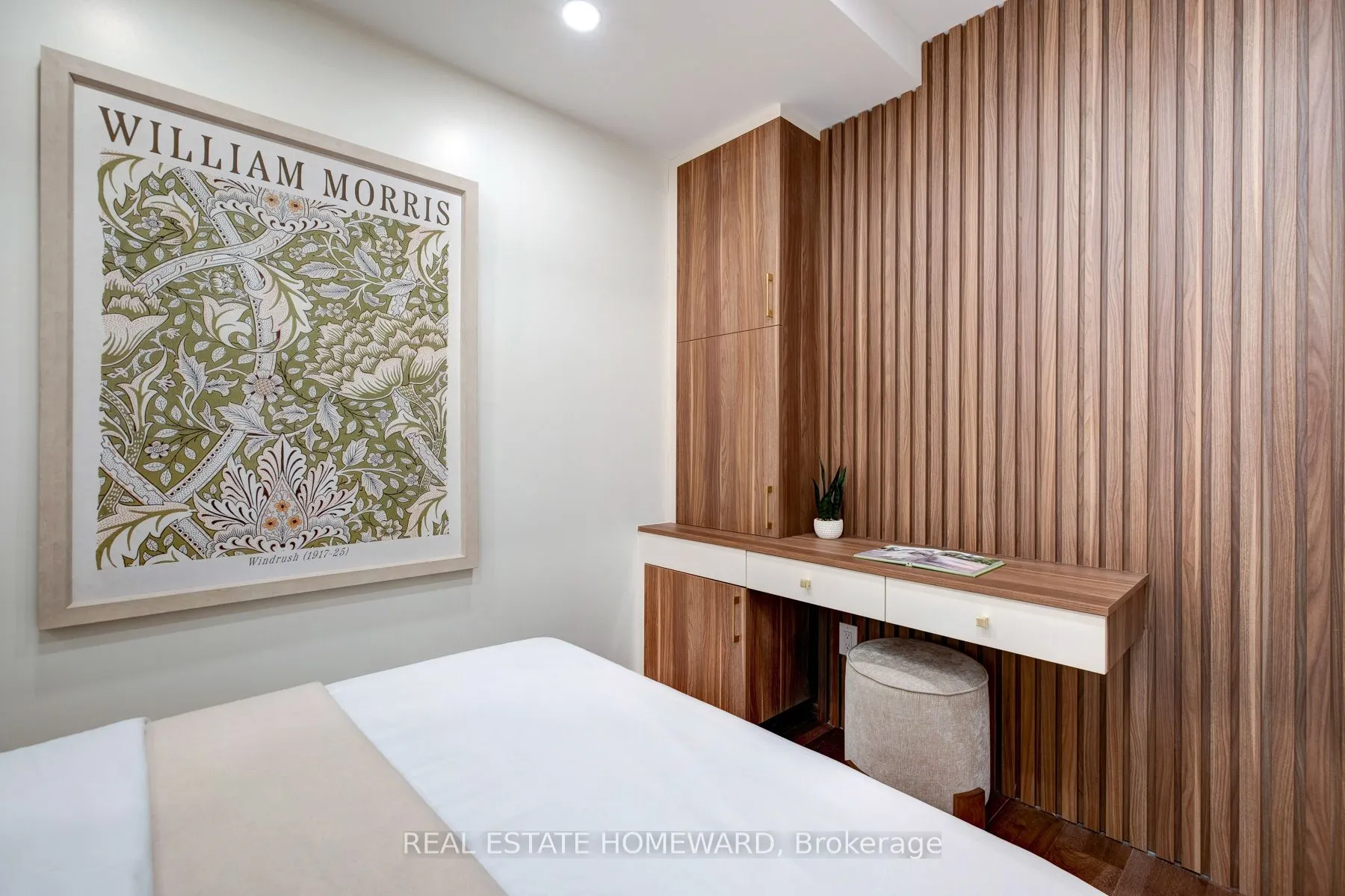 263 Wellington Street W, #602