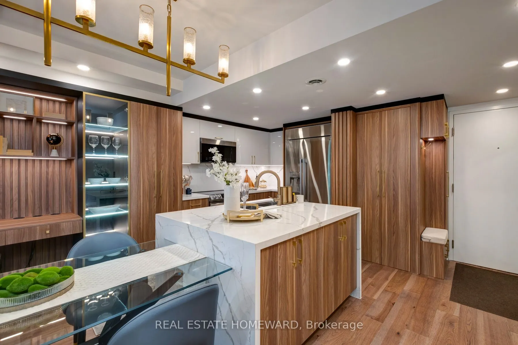 263 Wellington Street W, #602