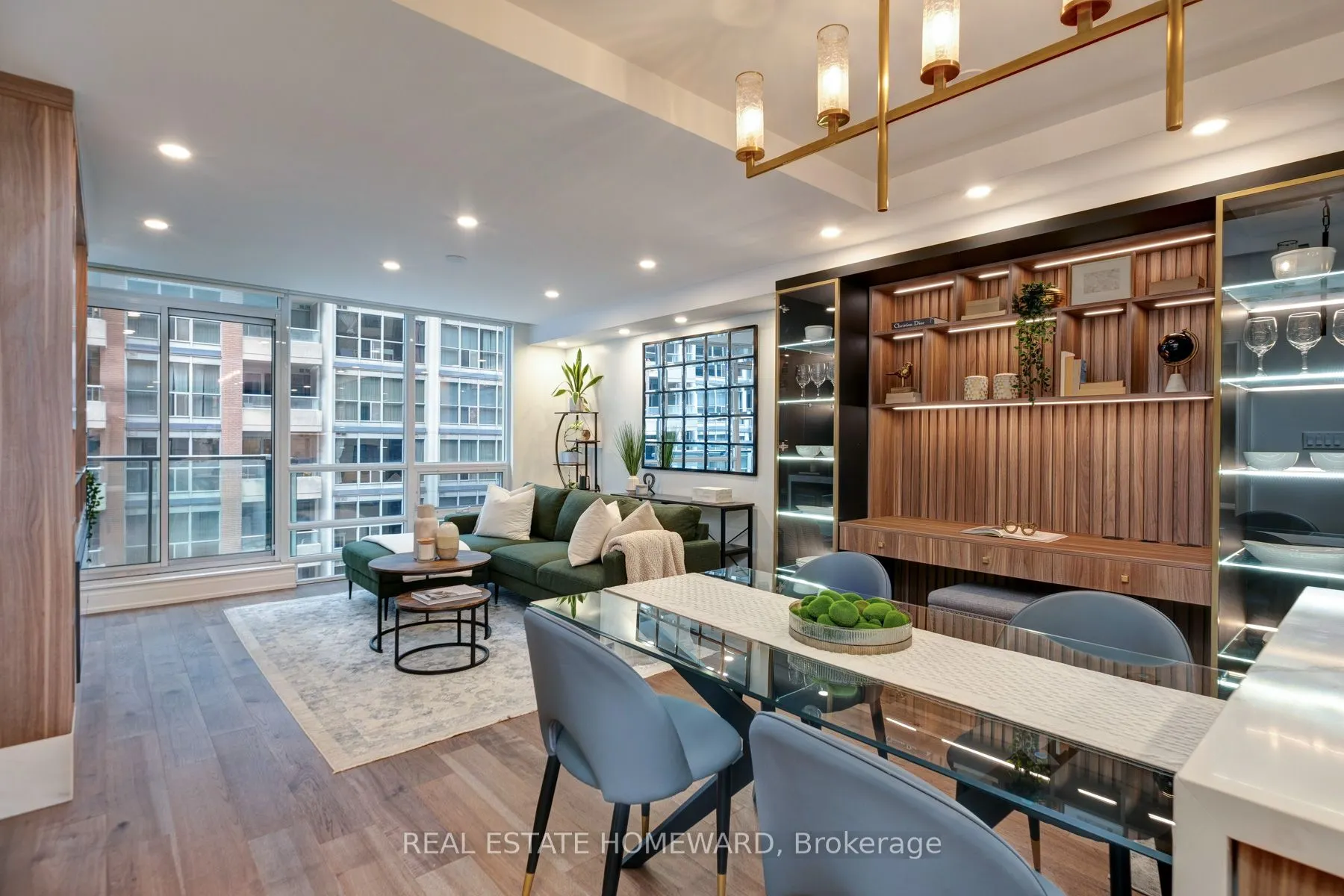 263 Wellington Street W, #602