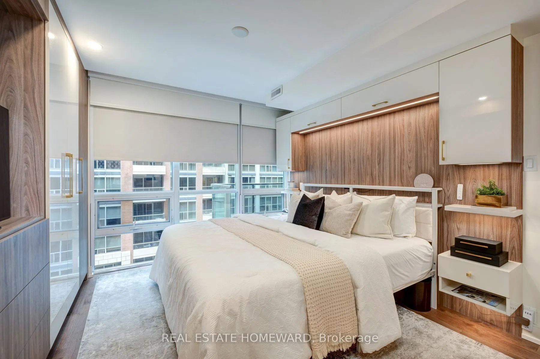 263 Wellington Street W, #602