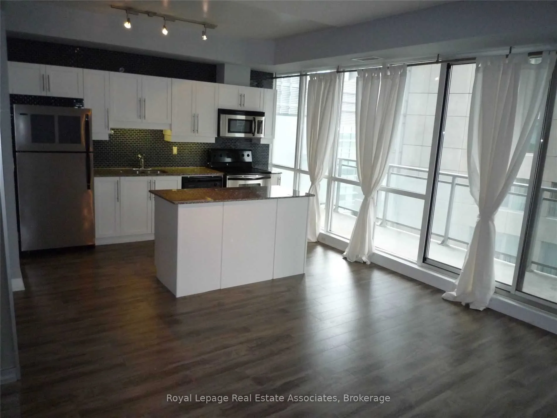 220 Victoria Street, #1206