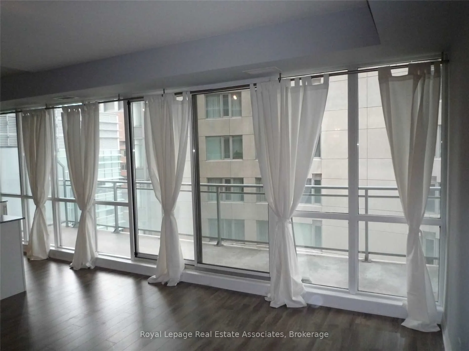 220 Victoria Street, #1206