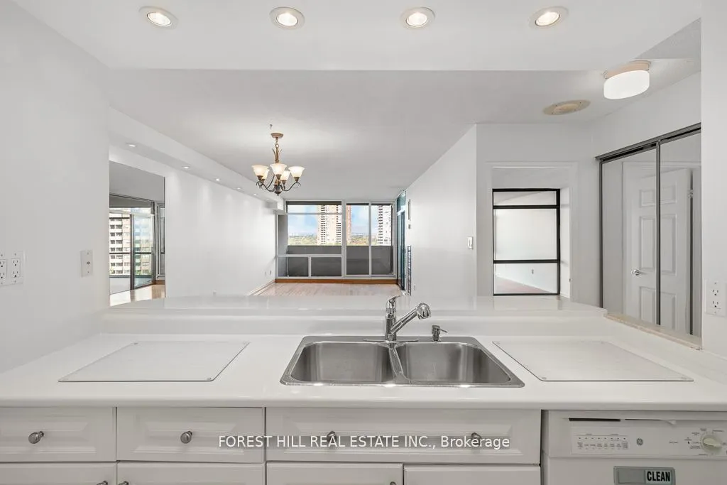 1555 Finch Avenue E, #902