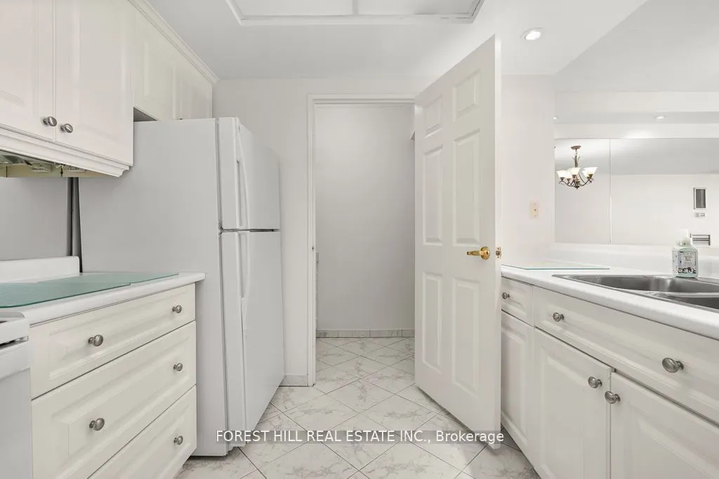 1555 Finch Avenue E, #902