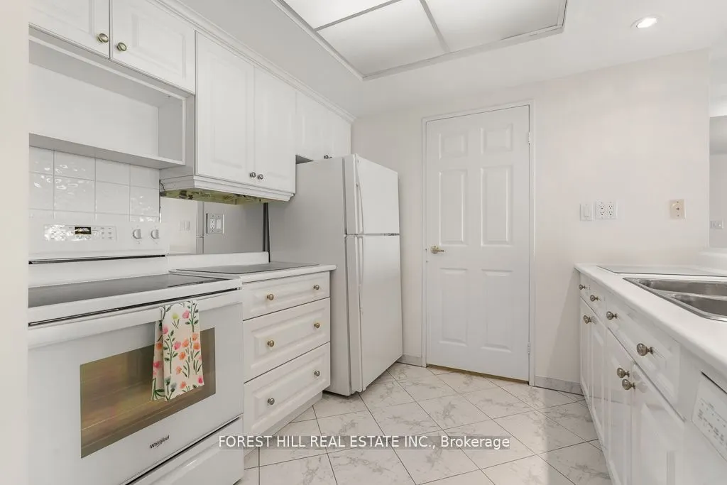 1555 Finch Avenue E, #902