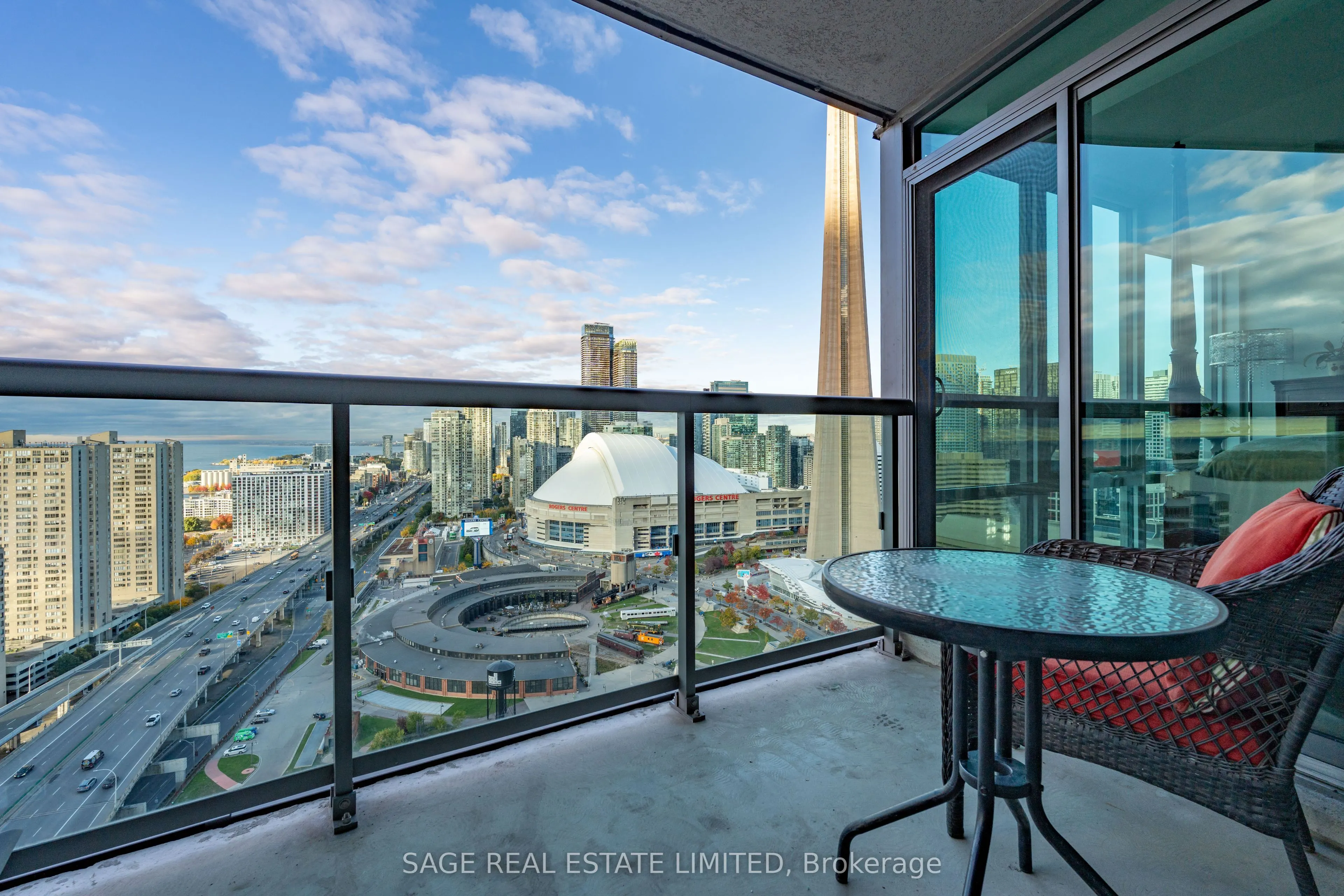 19 Grand Trunk Crescent, #3712