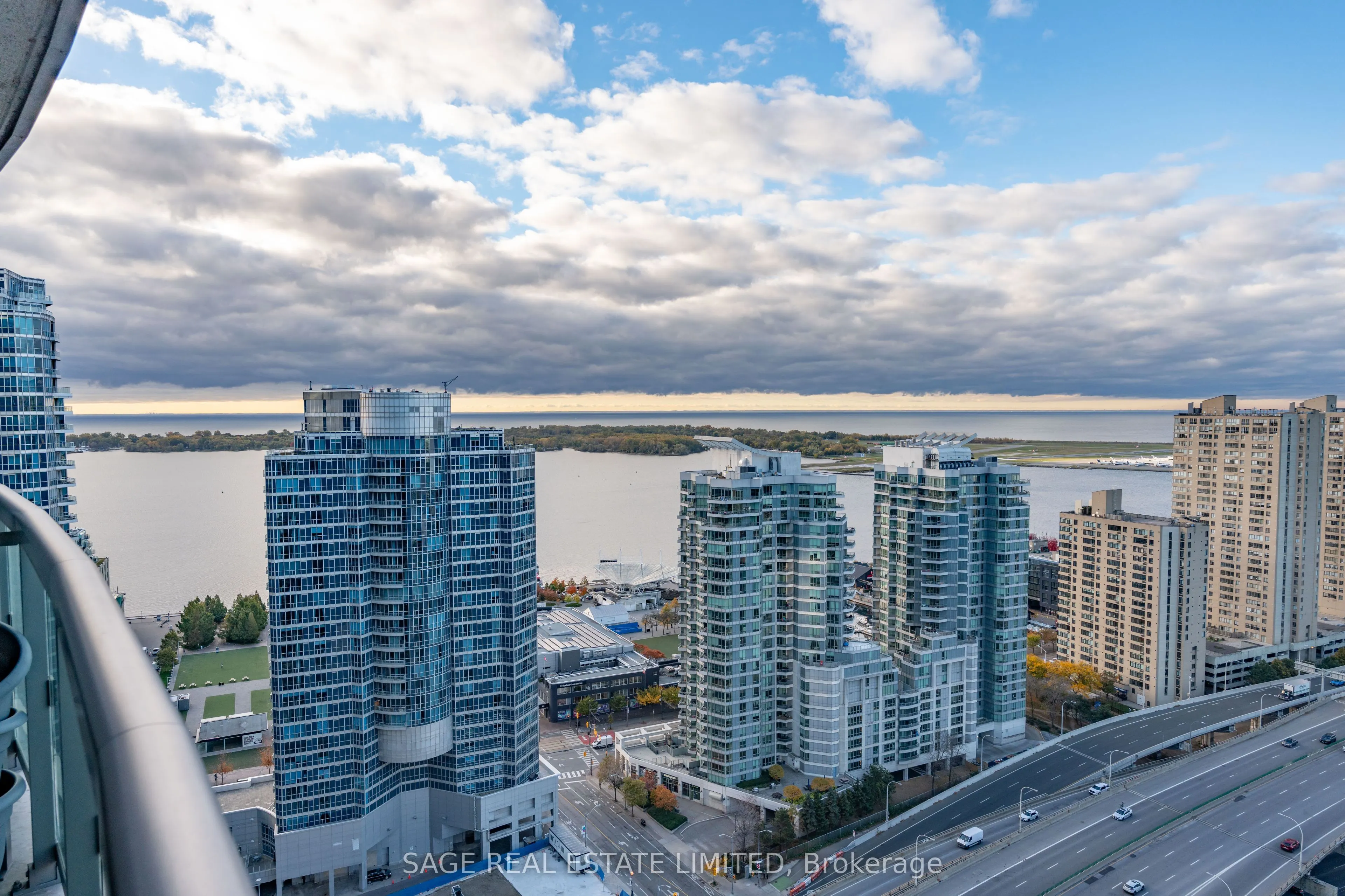 19 Grand Trunk Crescent, #3712